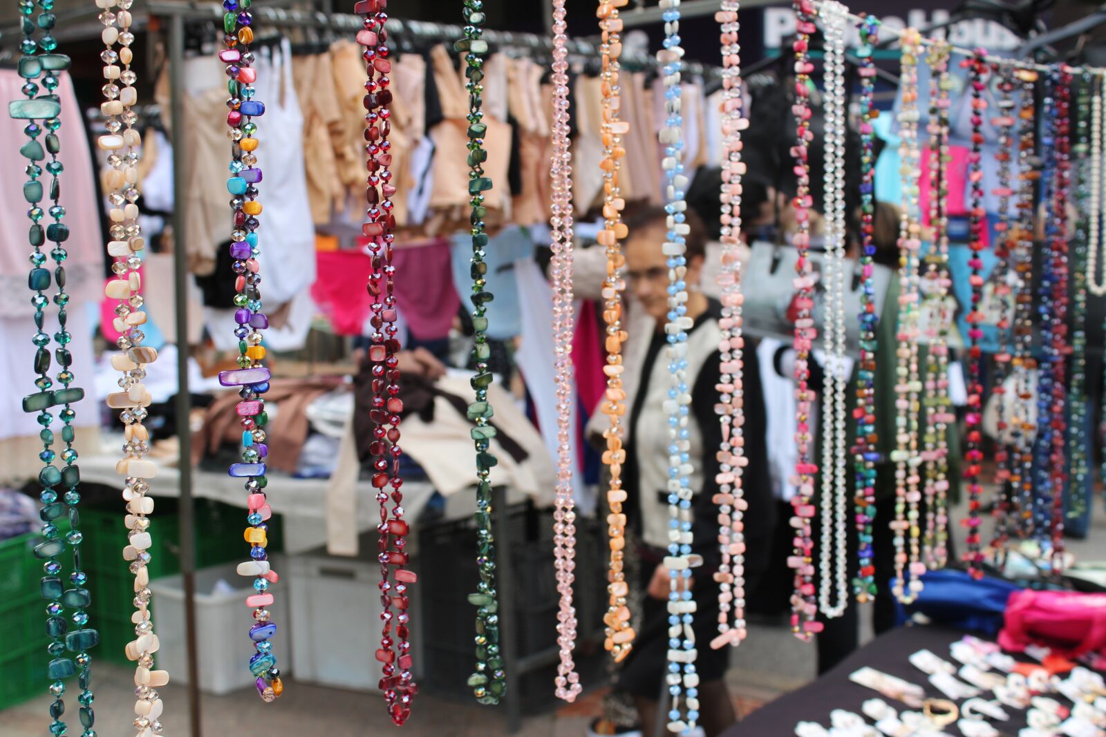 Canon EOS 1300D (EOS Rebel T6 / EOS Kiss X80) sample photo. Market, mercao, necklaces photography