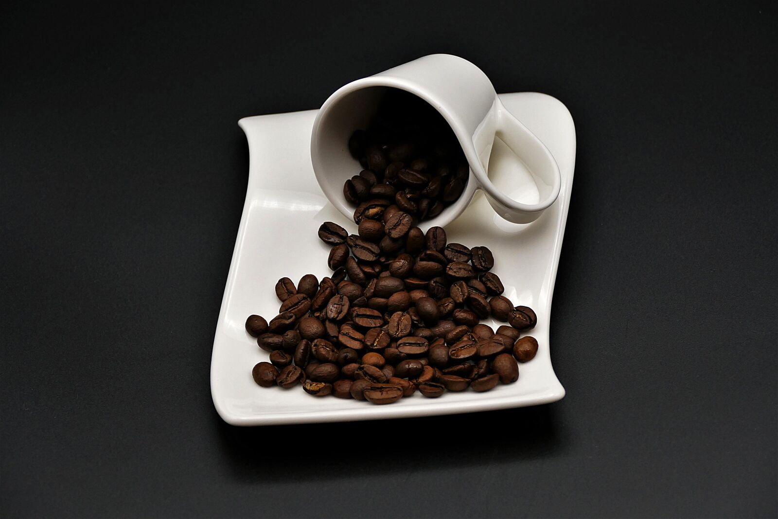 Panasonic Lumix DMC-FZ1000 sample photo. Coffee beans, cup, plate photography
