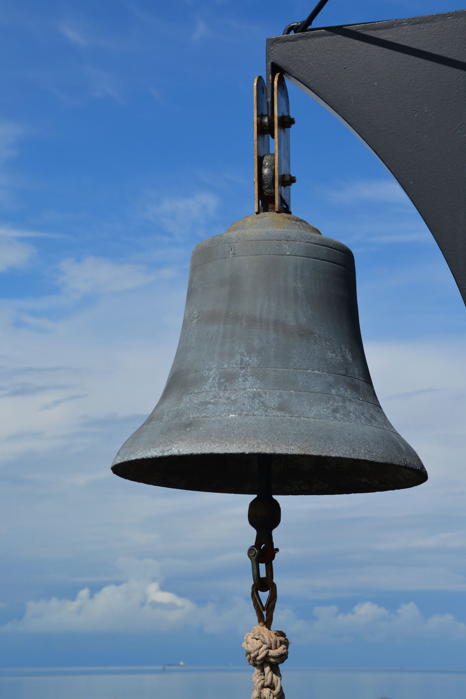 Nikon D5200 sample photo. Bell, people, metal photography