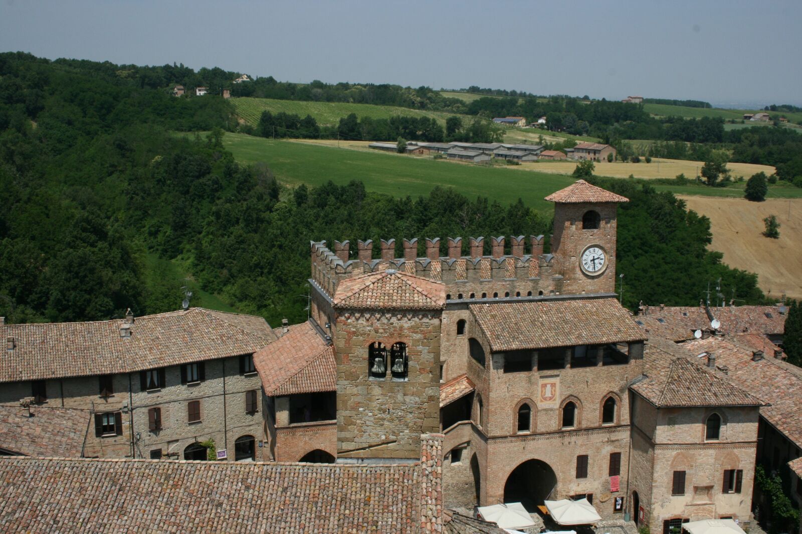 Canon EOS 400D (EOS Digital Rebel XTi / EOS Kiss Digital X) sample photo. Castellarquato, castle, middle ages photography