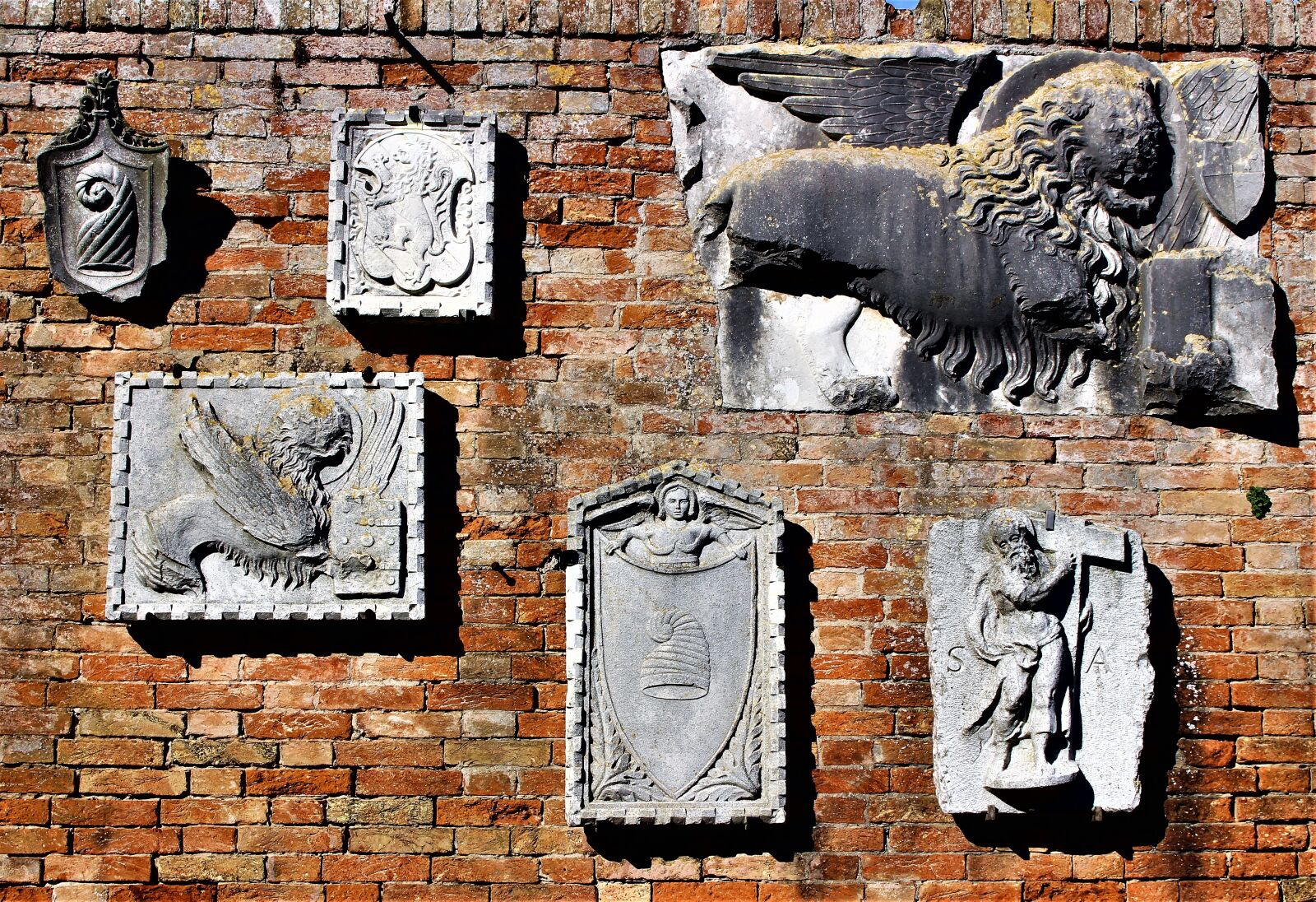 Canon EOS 700D (EOS Rebel T5i / EOS Kiss X7i) sample photo. Statue, lion, tablets photography