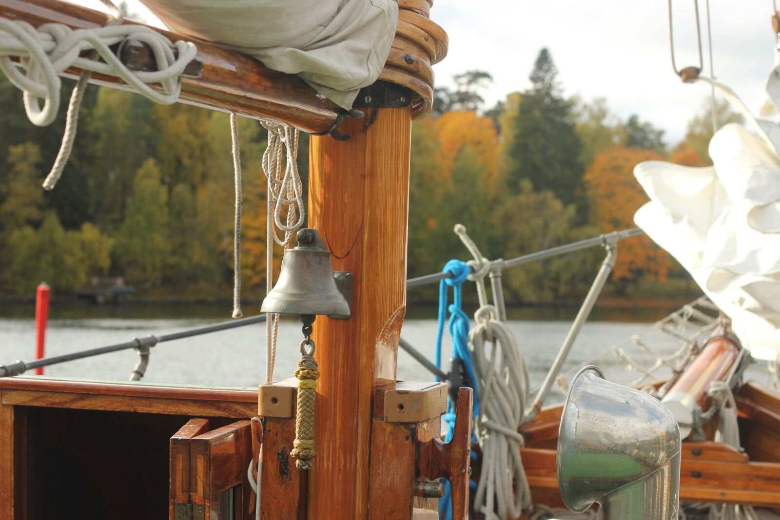 Canon EOS 550D (EOS Rebel T2i / EOS Kiss X4) sample photo. Sailing boat, ships bell photography