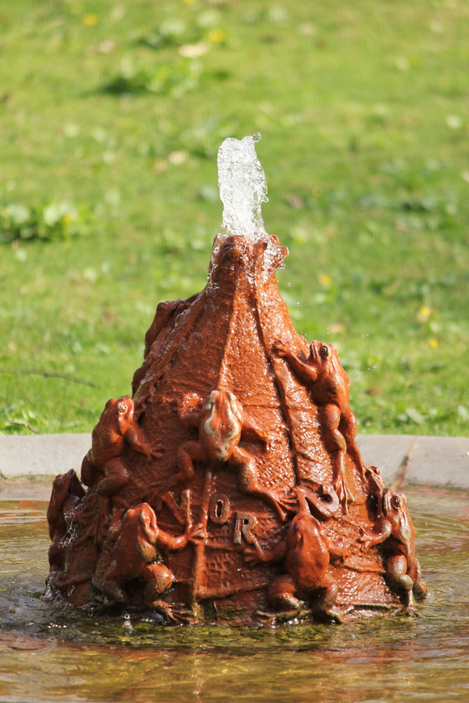 Canon EOS 550D (EOS Rebel T2i / EOS Kiss X4) sample photo. Fountain, water feature, bubble photography