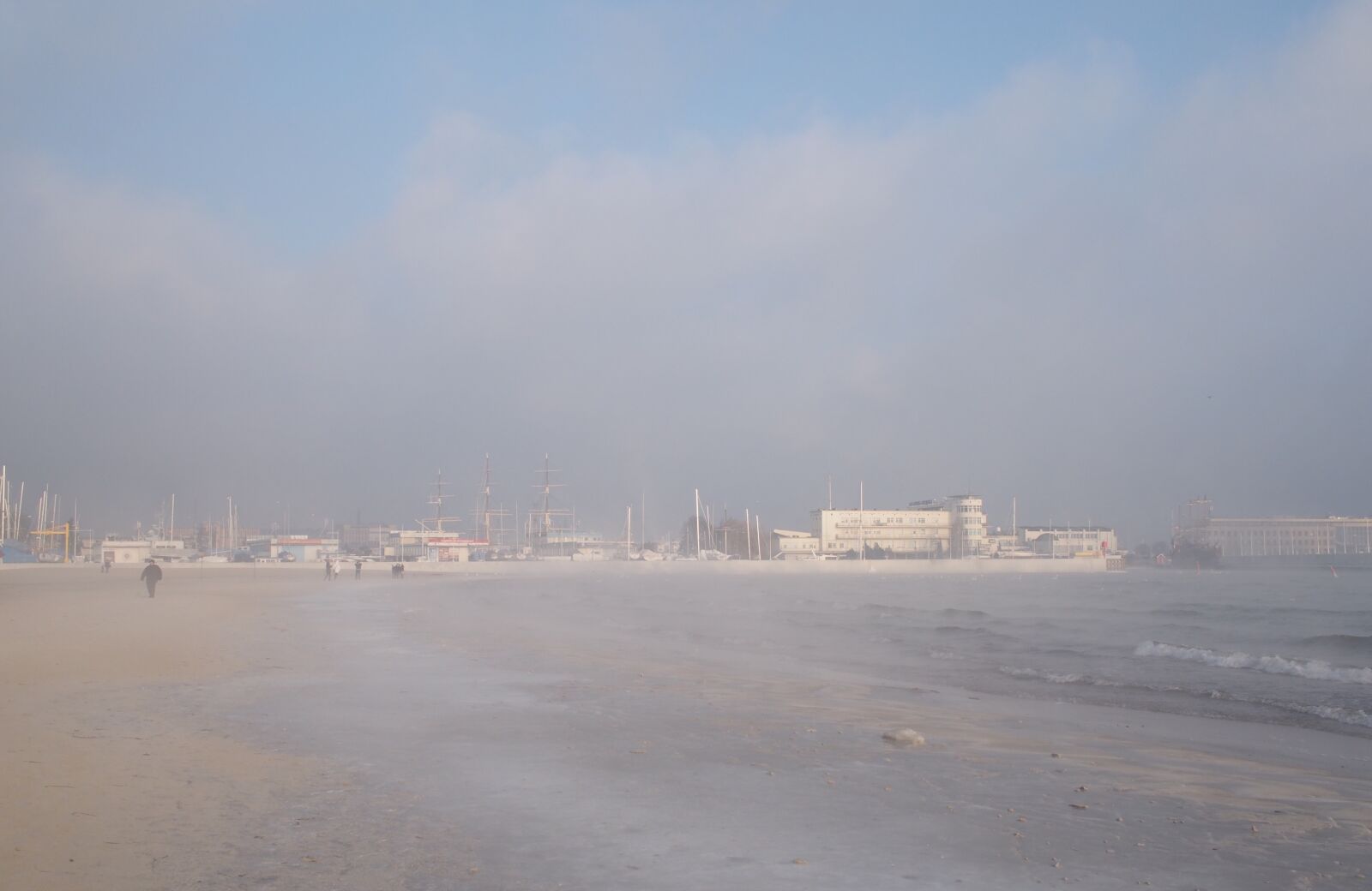 Olympus PEN E-PL5 sample photo. Beach, cold, fog, freezing photography
