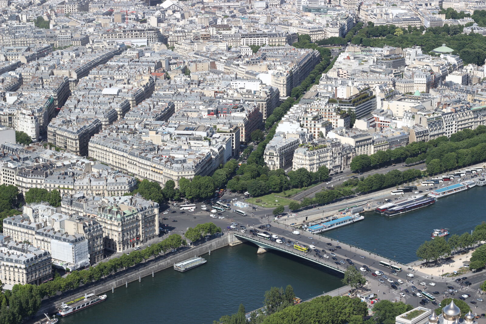 Canon EOS 600D (Rebel EOS T3i / EOS Kiss X5) + Canon EF 50mm F1.8 STM sample photo. Boats, bridge, cars, eiffel photography