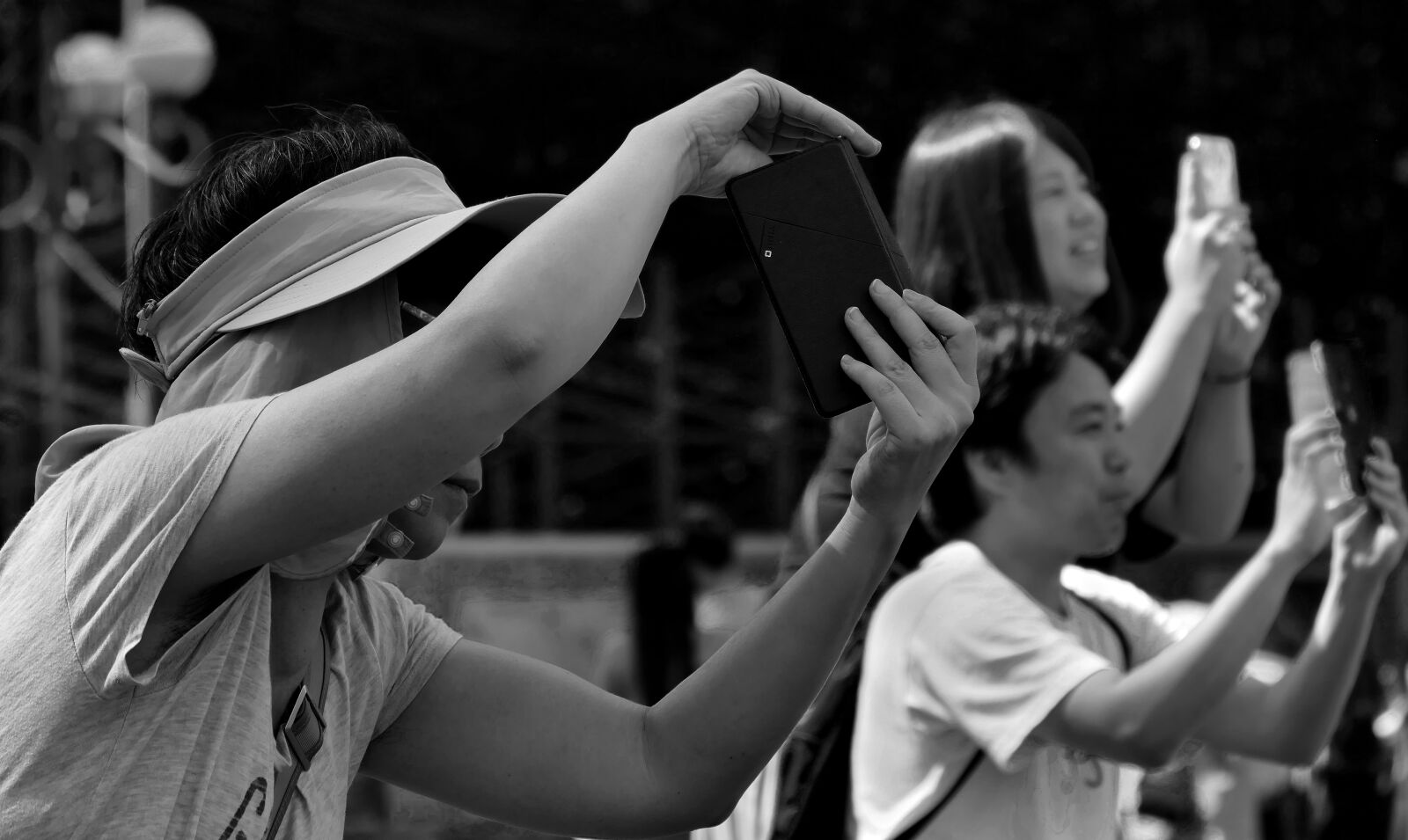 Panasonic Lumix DMC-FZ1000 sample photo. Man, woman, girl photography