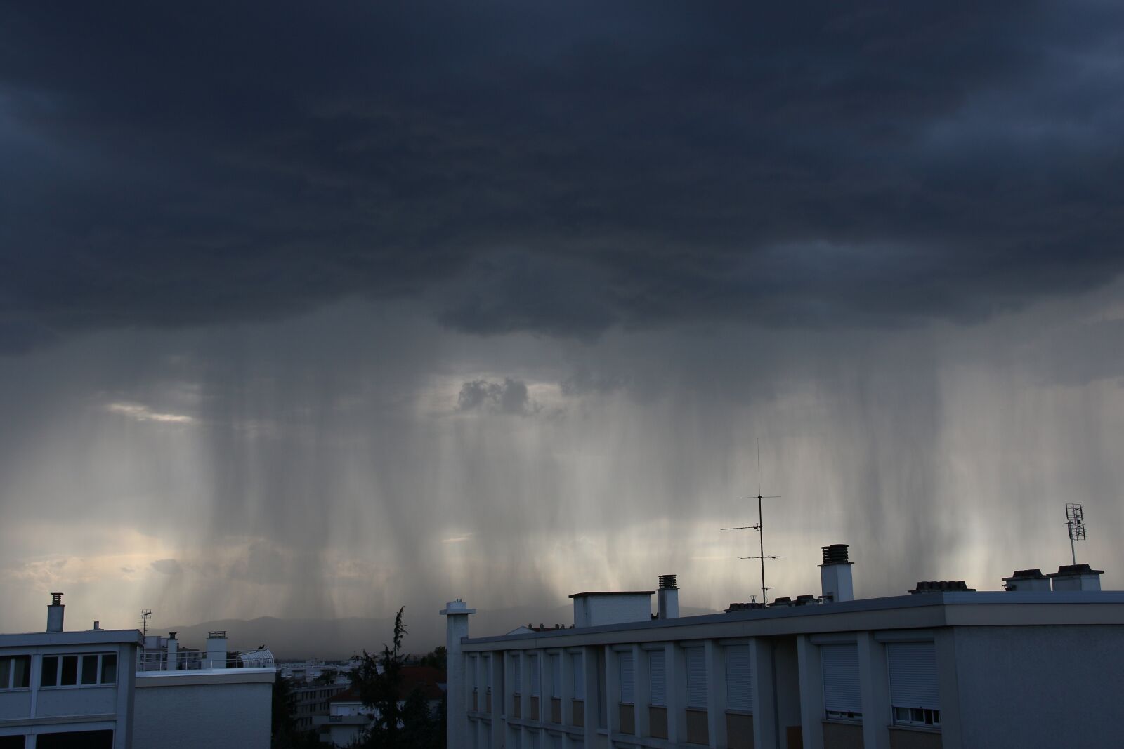 Canon EOS 7D Mark II sample photo. Storm, rain, weather photography