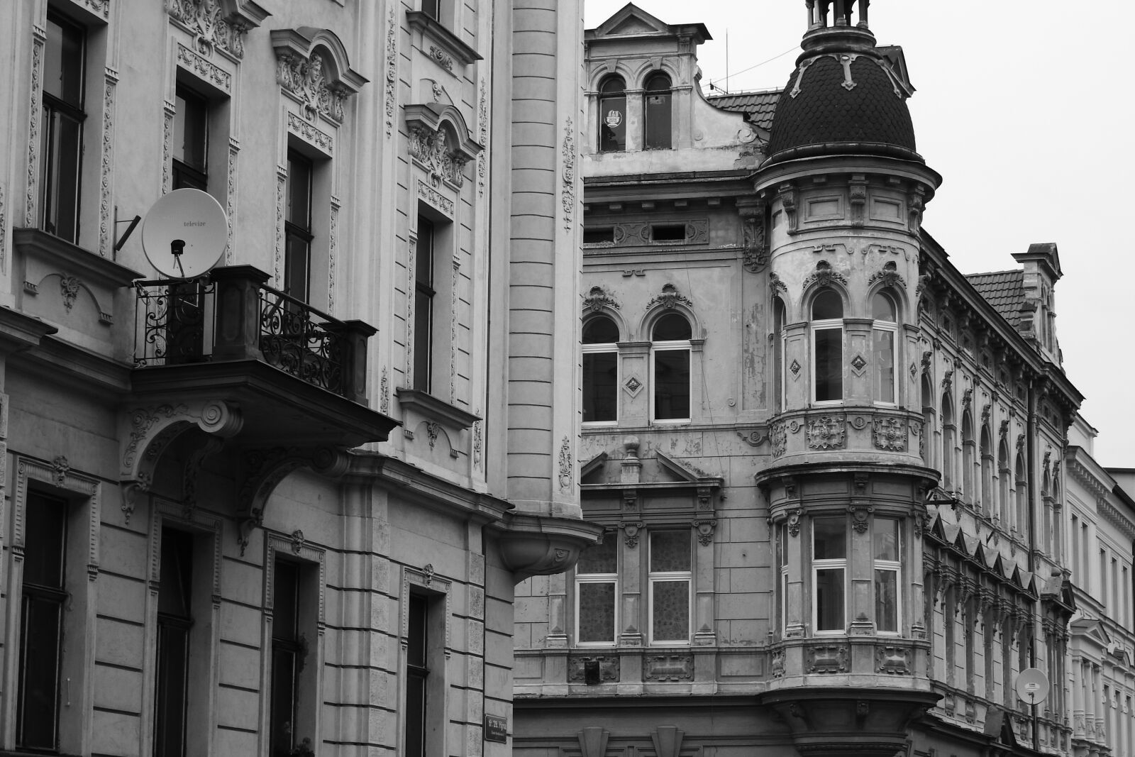 Nikon Coolpix P610 sample photo. Historical houses, street, black photography