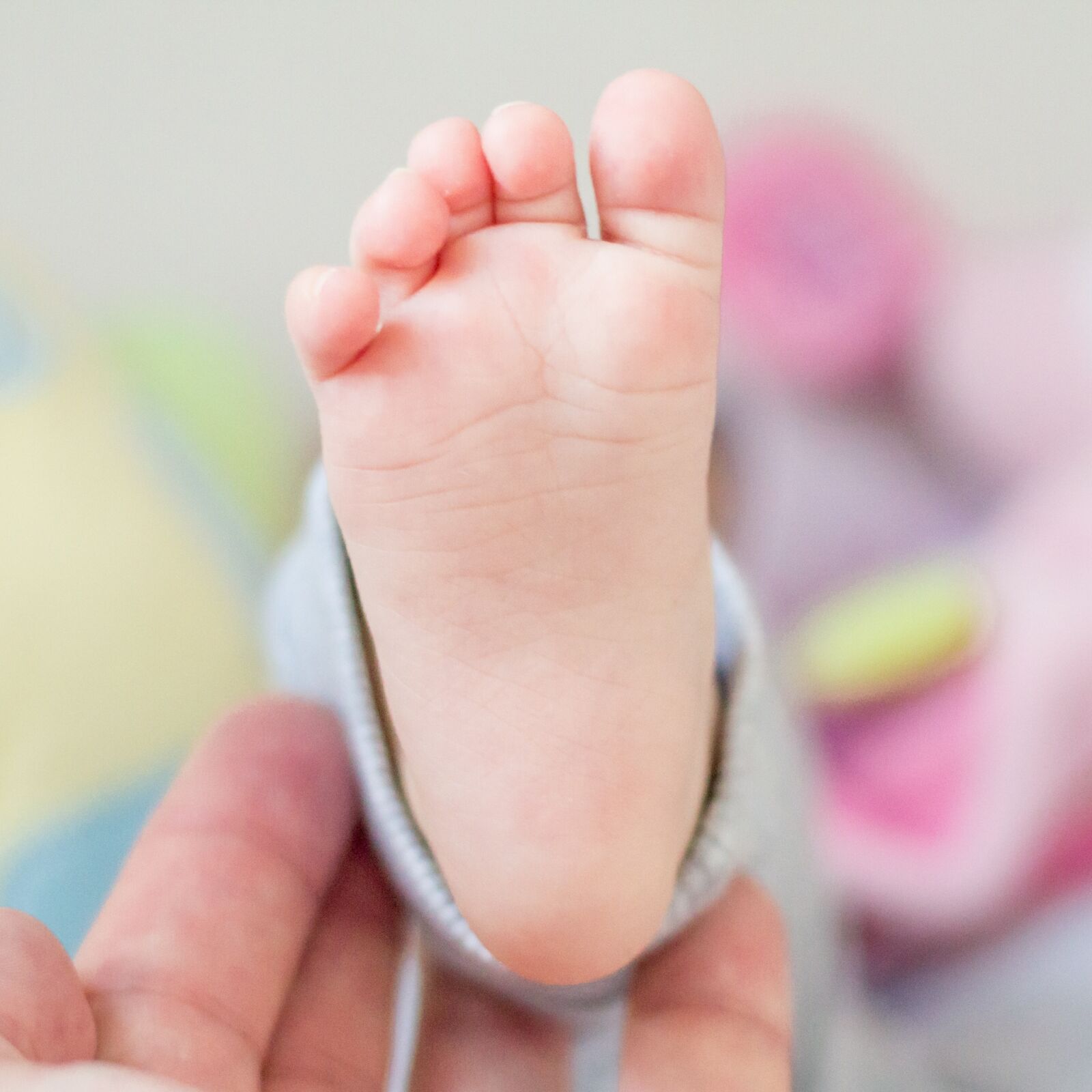 Canon EOS 600D (Rebel EOS T3i / EOS Kiss X5) + Canon EF 50mm F1.8 II sample photo. Foot, care, baby photography