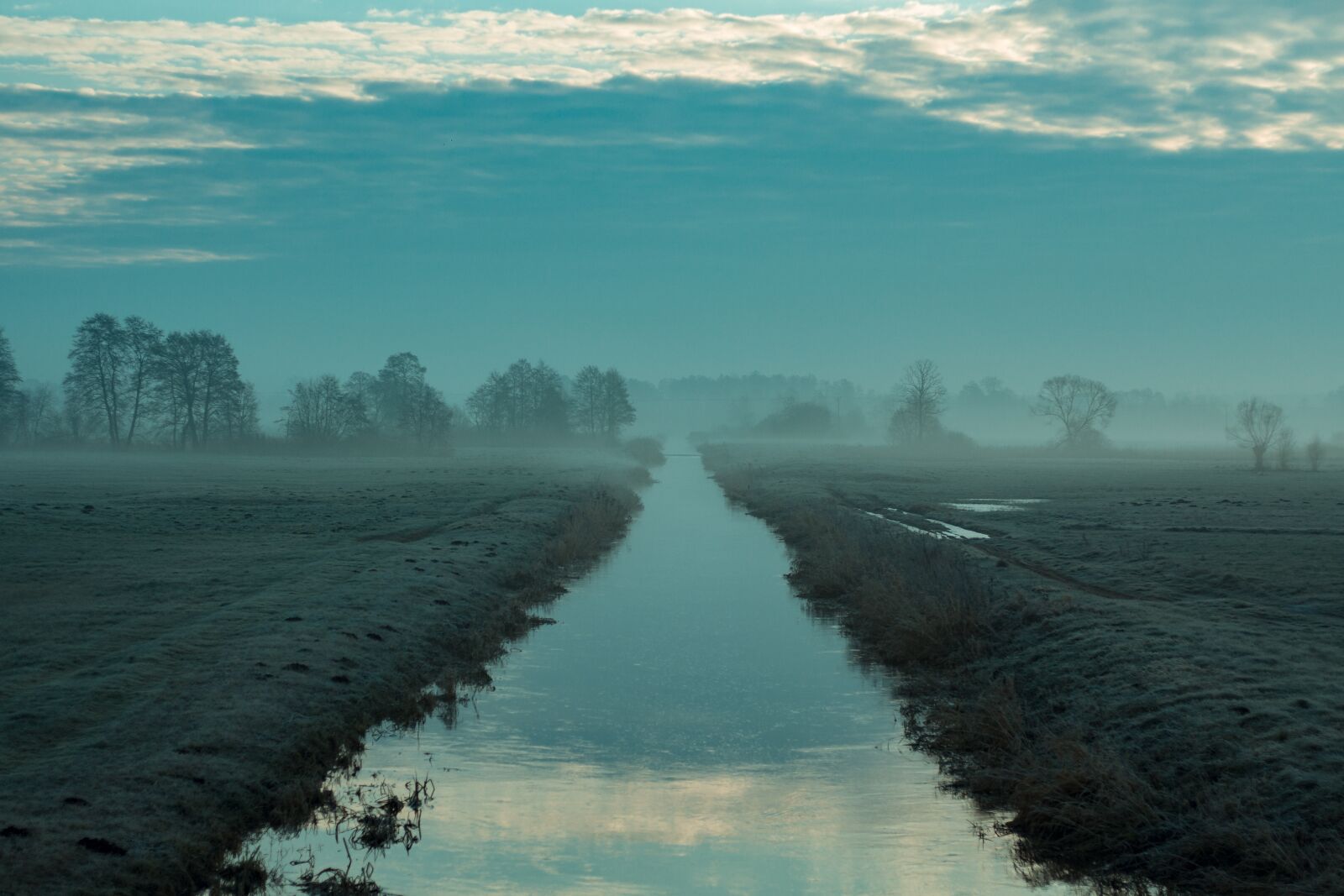 Canon EOS 700D (EOS Rebel T5i / EOS Kiss X7i) + Canon EF 50mm F1.8 STM sample photo. River, dawn, sunrise photography