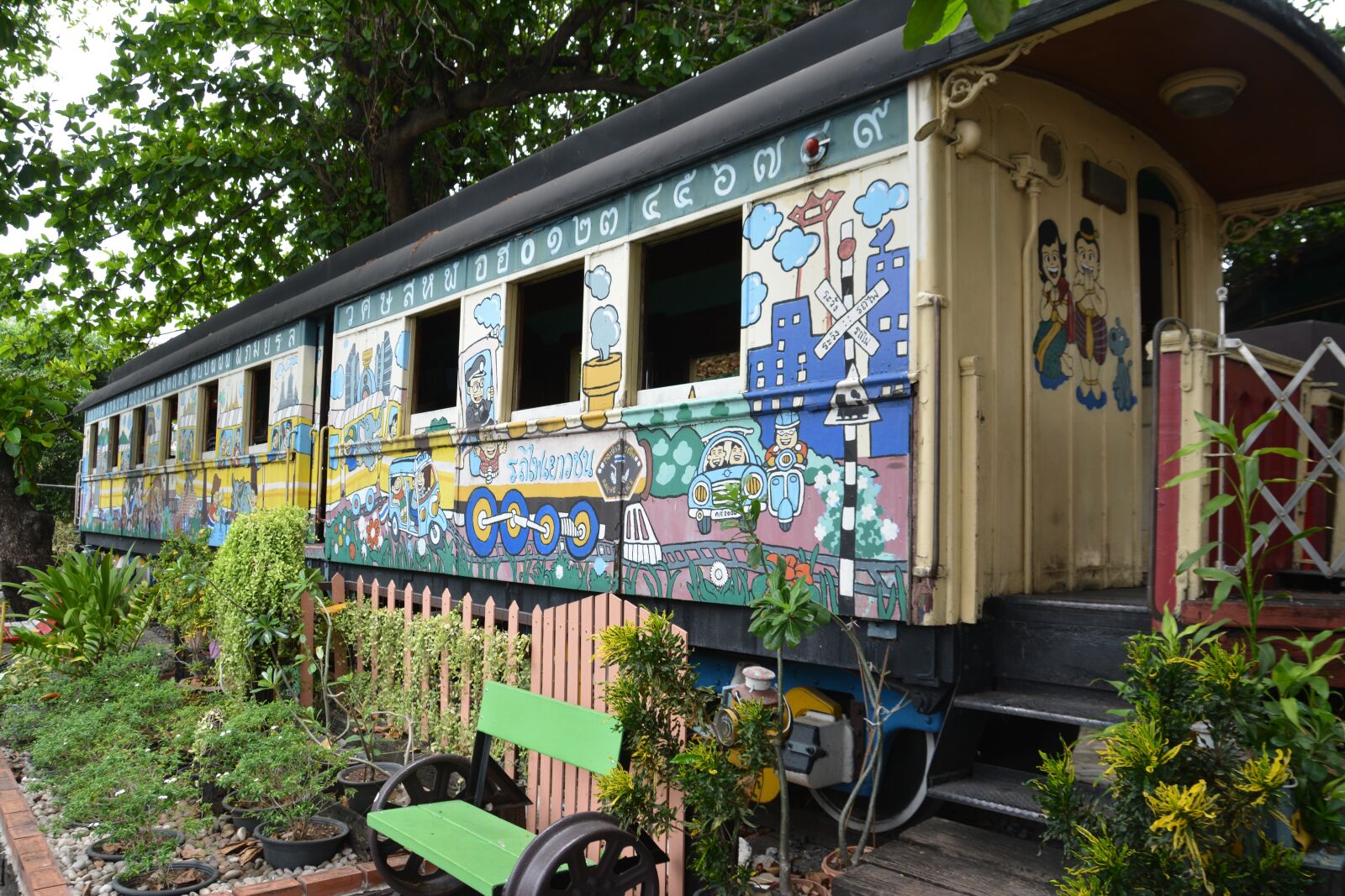 Nikon D5200 sample photo. Train, carriage, garden photography