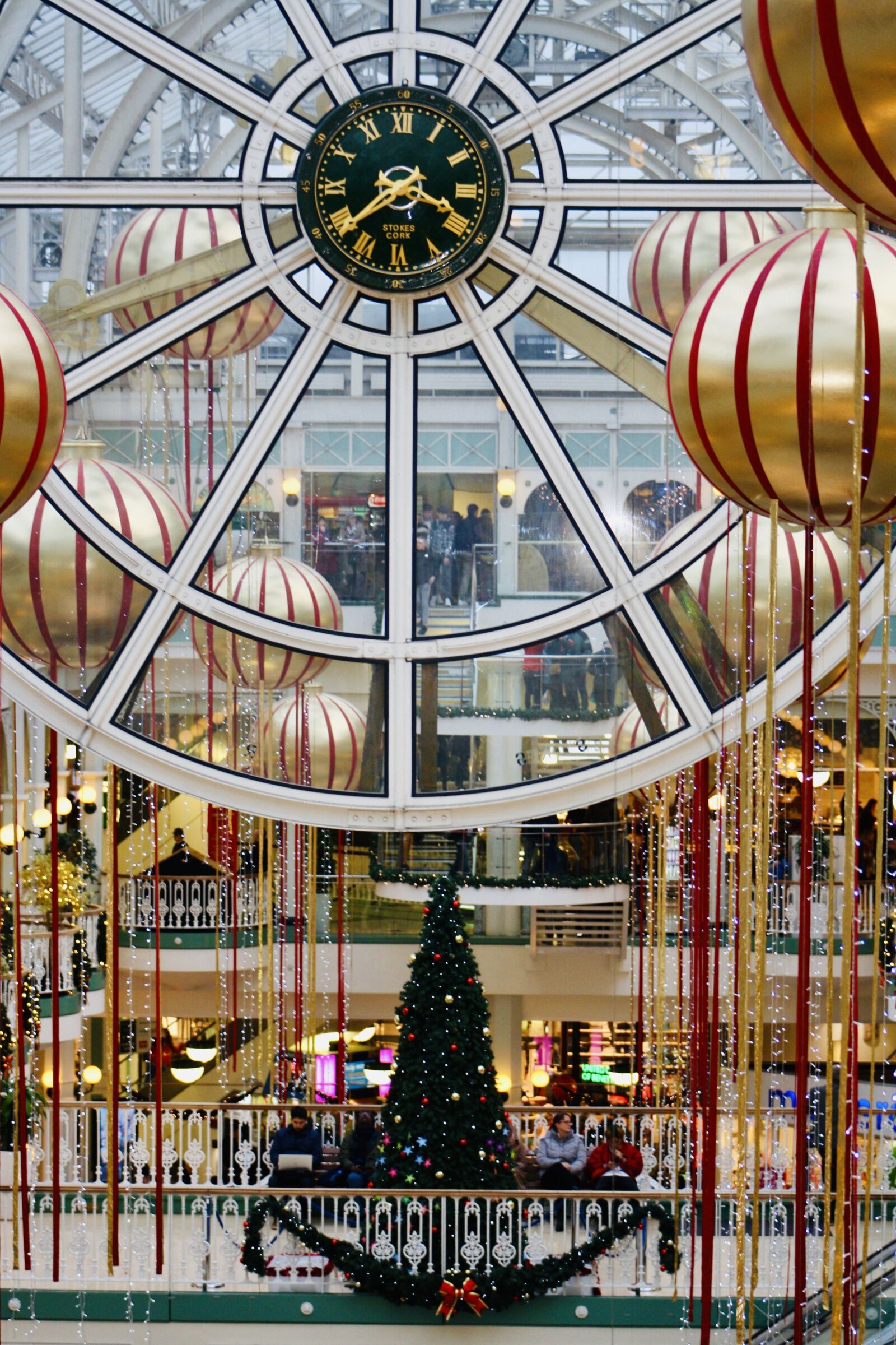 Canon EOS 1000D (EOS Digital Rebel XS / EOS Kiss F) sample photo. Dublin, shopping, shopping centre photography