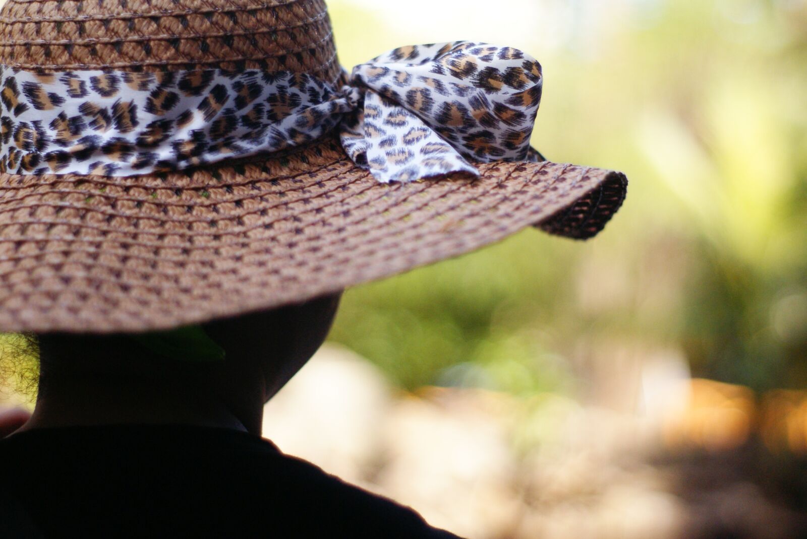 Sony Alpha DSLR-A200 sample photo. Woman, hat, leopard photography