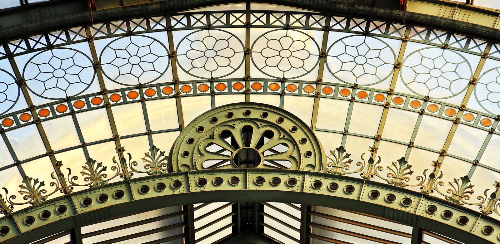 Canon EOS 550D (EOS Rebel T2i / EOS Kiss X4) sample photo. Round arch, window, old photography