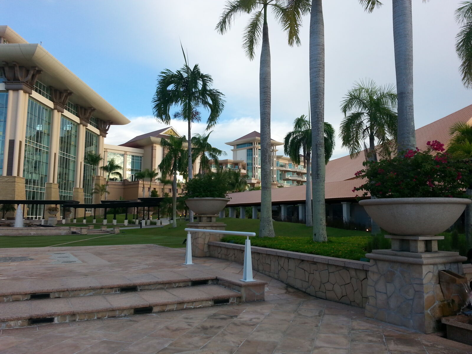 Samsung Galaxy Note2 sample photo. Hotel, palm, trees, tropics photography