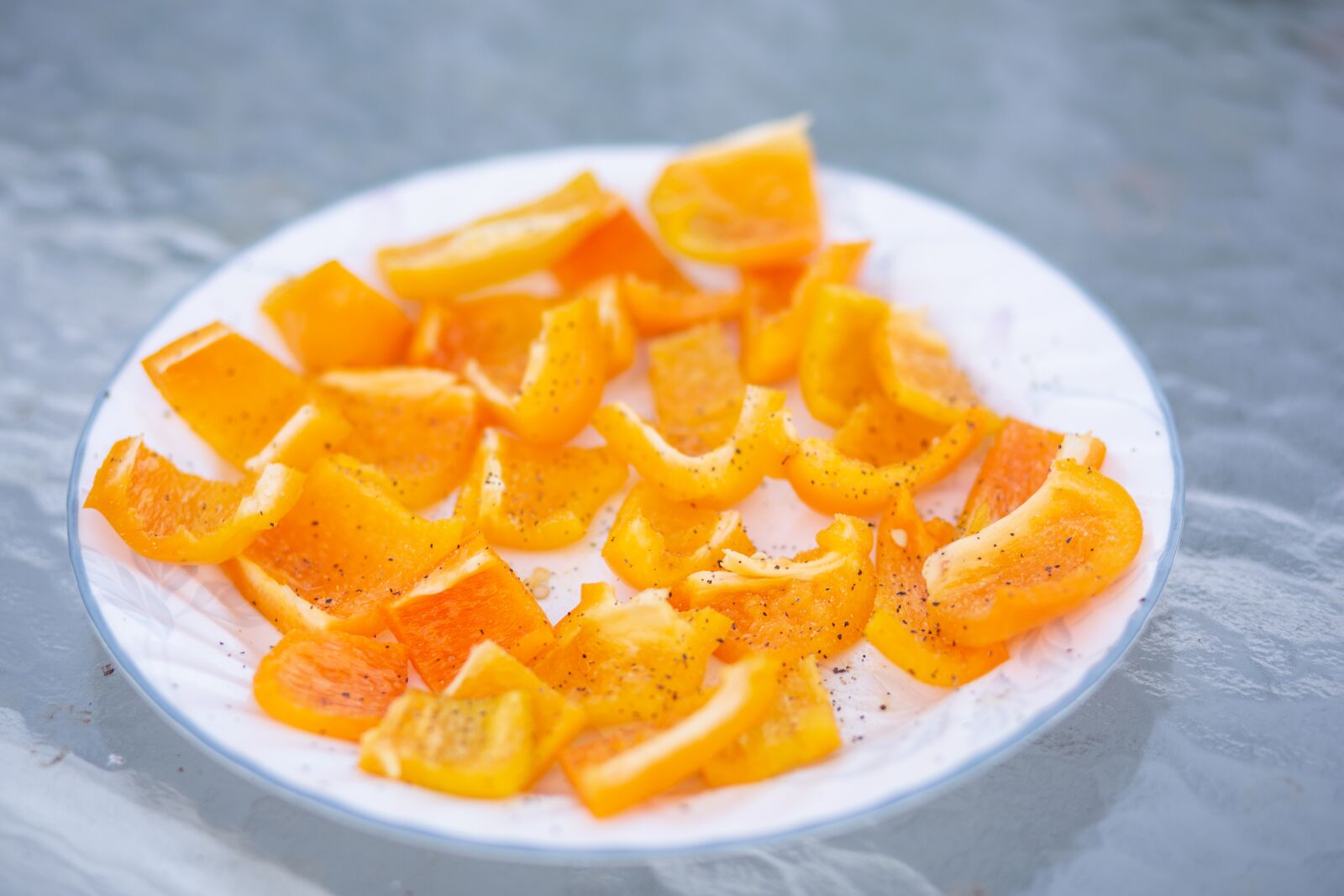Canon EF 85mm F1.8 USM sample photo. Peppers, yellow, salt photography