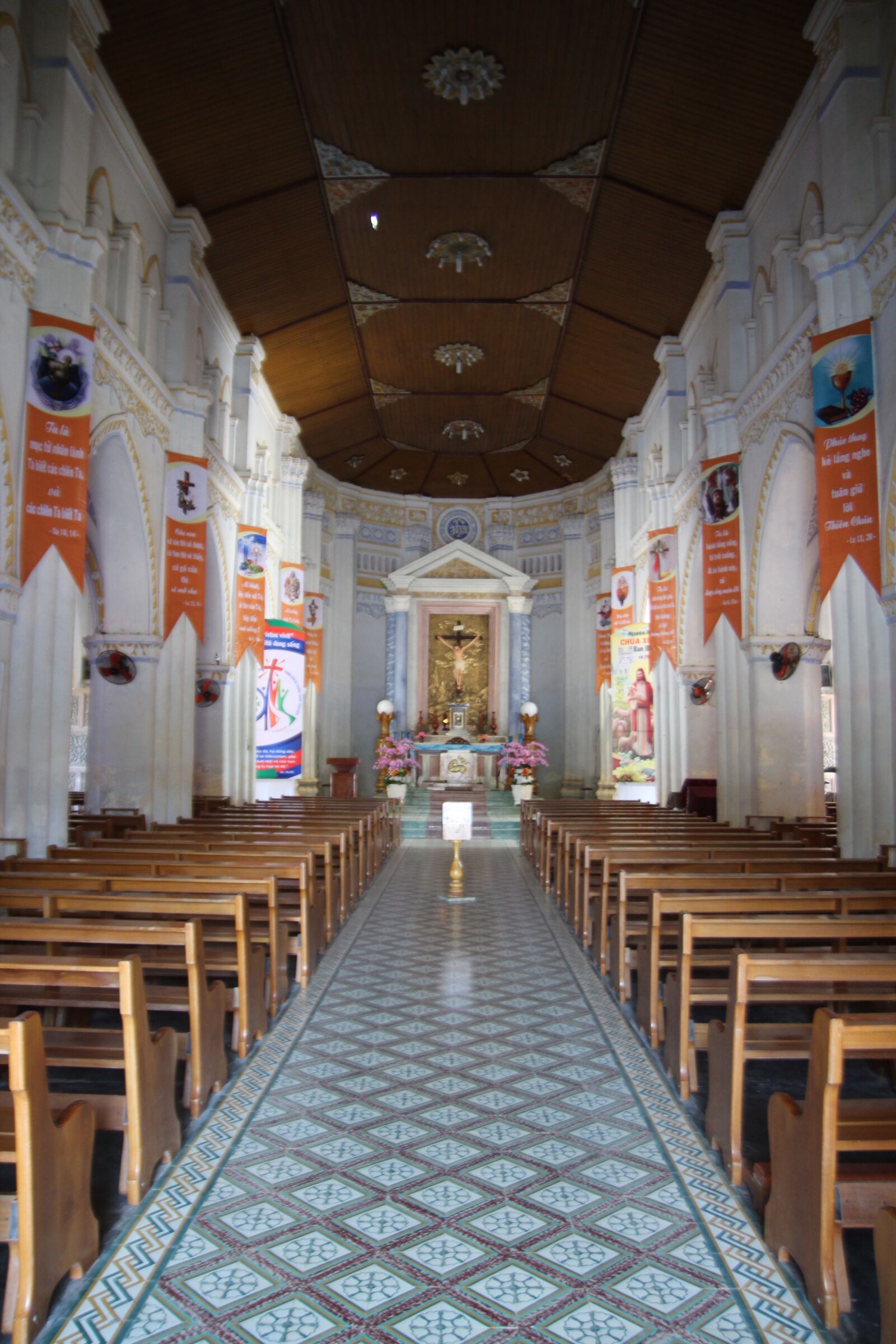 Canon EOS 1300D (EOS Rebel T6 / EOS Kiss X80) sample photo. Vietnam, asia, church photography