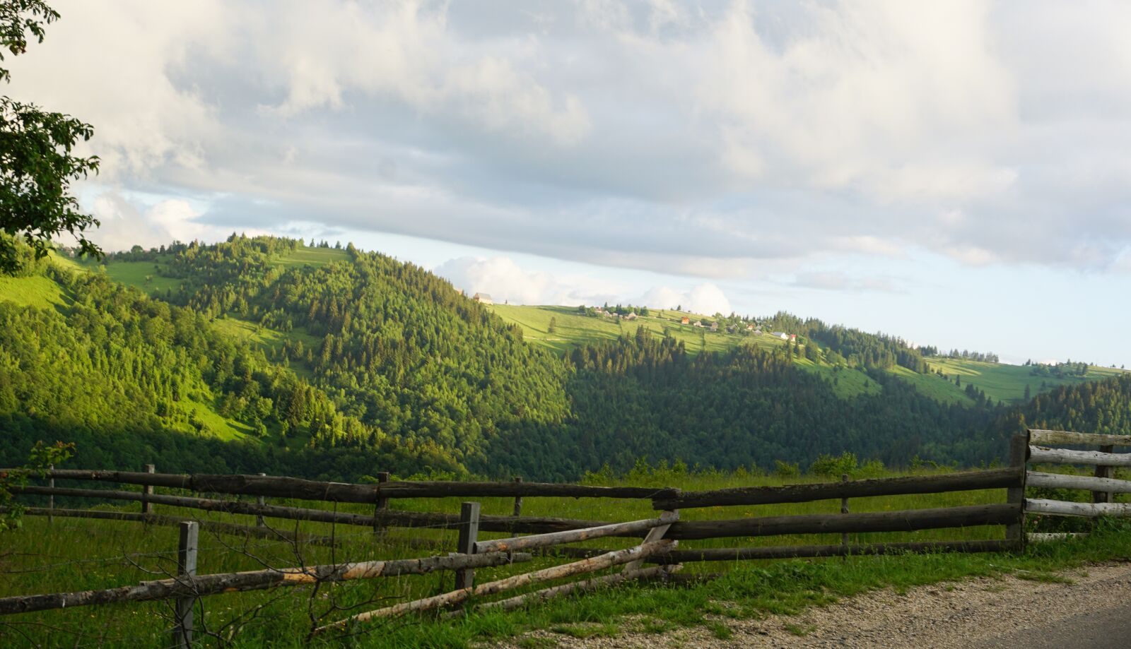 Sony E 16-50mm F3.5-5.6 PZ OSS sample photo. Fence, road, landscape photography