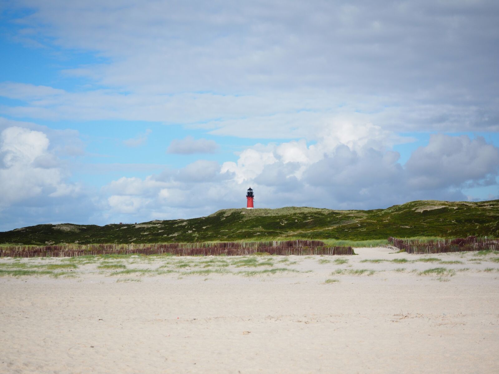 Olympus OM-D E-M1 + Olympus M.Zuiko Digital ED 12-40mm F2.8 Pro sample photo. Lighthouse, hörnum, dunes photography