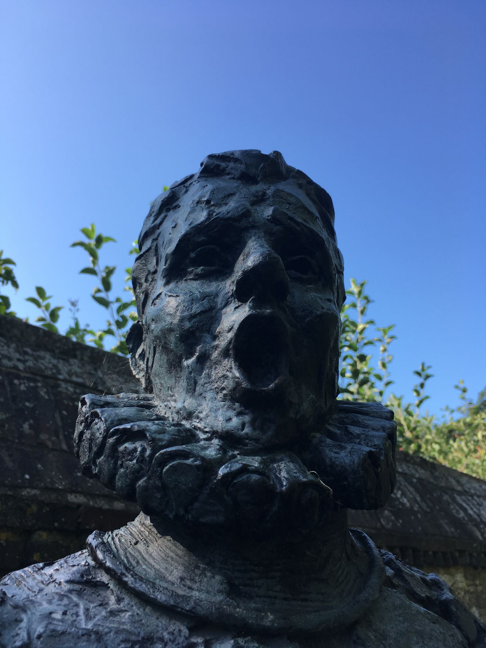 Apple iPhone SE sample photo. Lewes, sculpture, singing photography