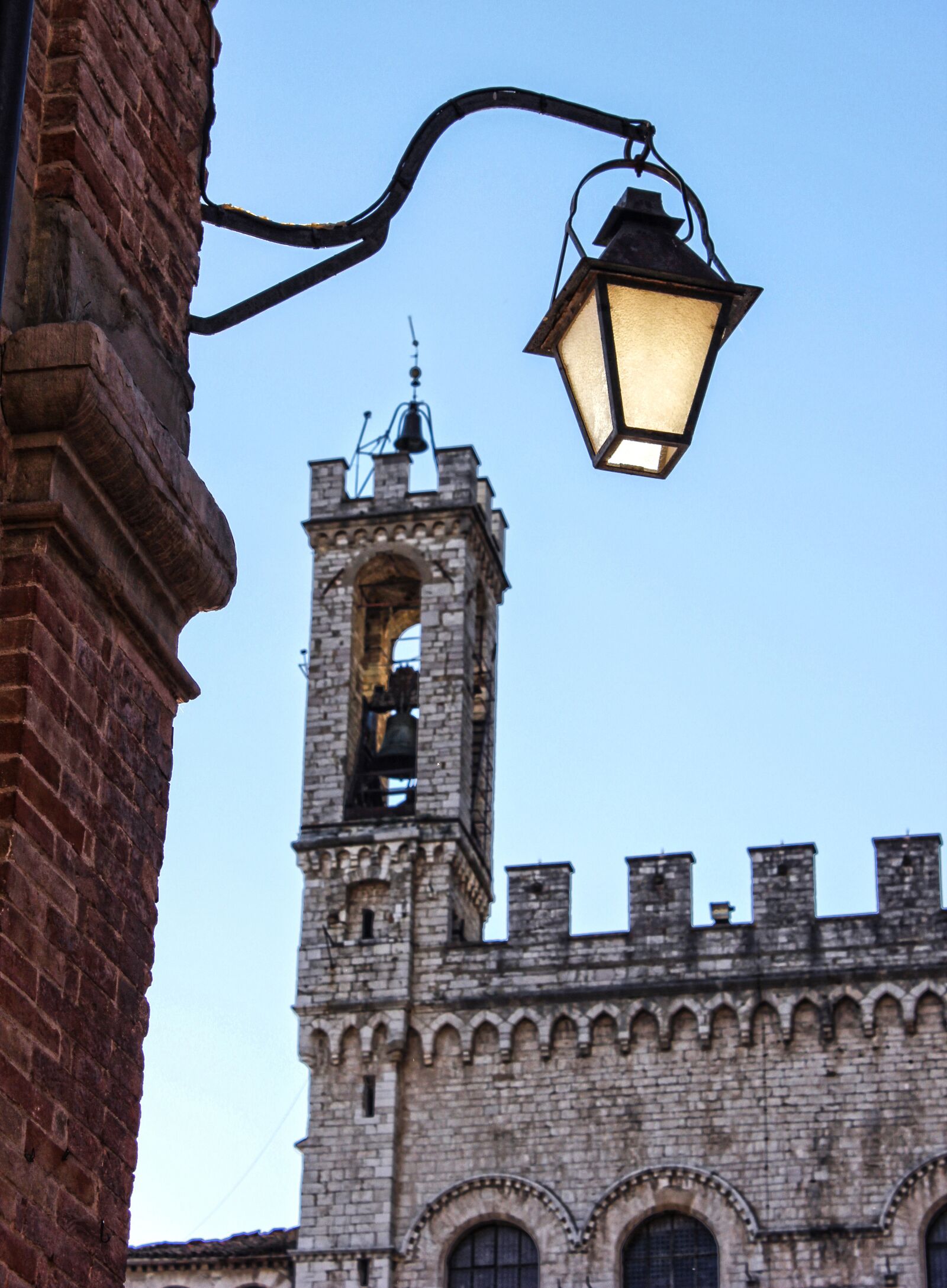 Canon EOS 550D (EOS Rebel T2i / EOS Kiss X4) sample photo. Lamppost, torre, gubbio photography