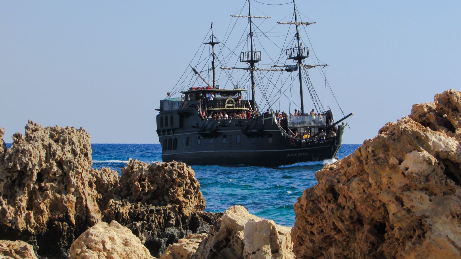 Canon PowerShot SX400 IS sample photo. Pirate ship, black pearl photography