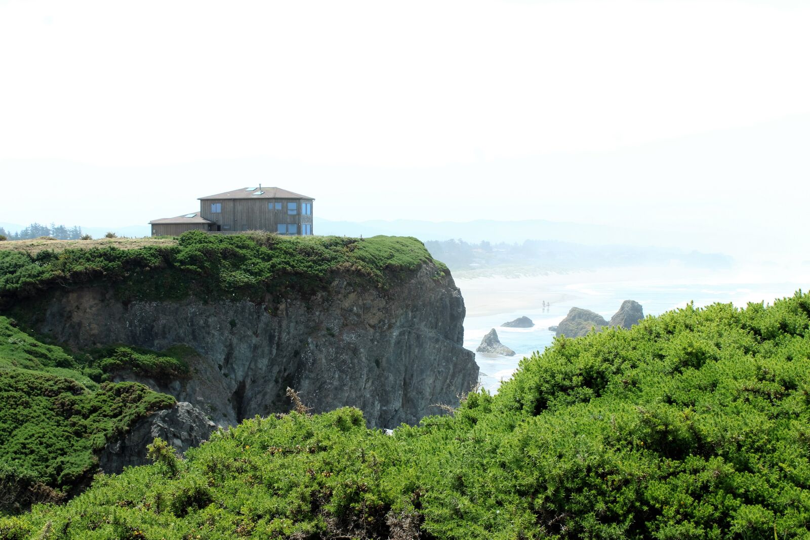 Canon EOS 1200D (EOS Rebel T5 / EOS Kiss X70 / EOS Hi) sample photo. Beach, cliff, house, oregon photography