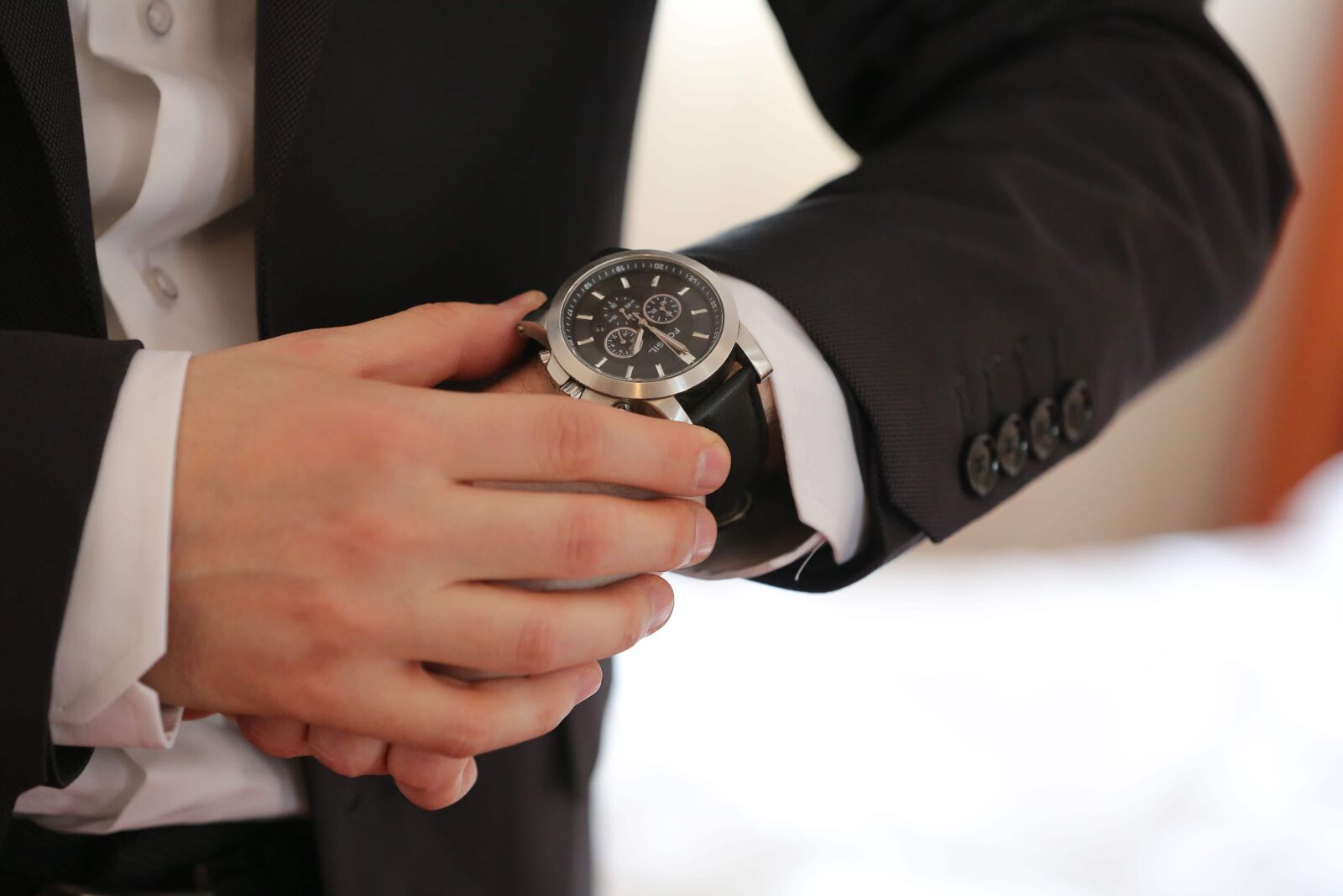 Canon EOS 5D Mark III sample photo. Analog clock, businessman, clock photography