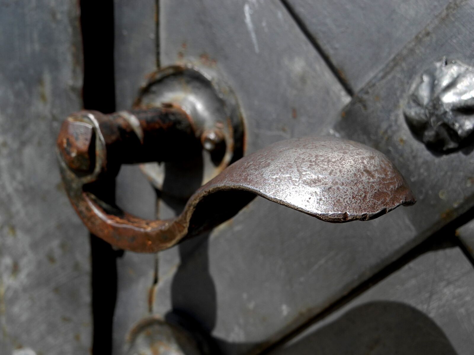 Nikon Coolpix P7000 sample photo. Handle, door, old photography