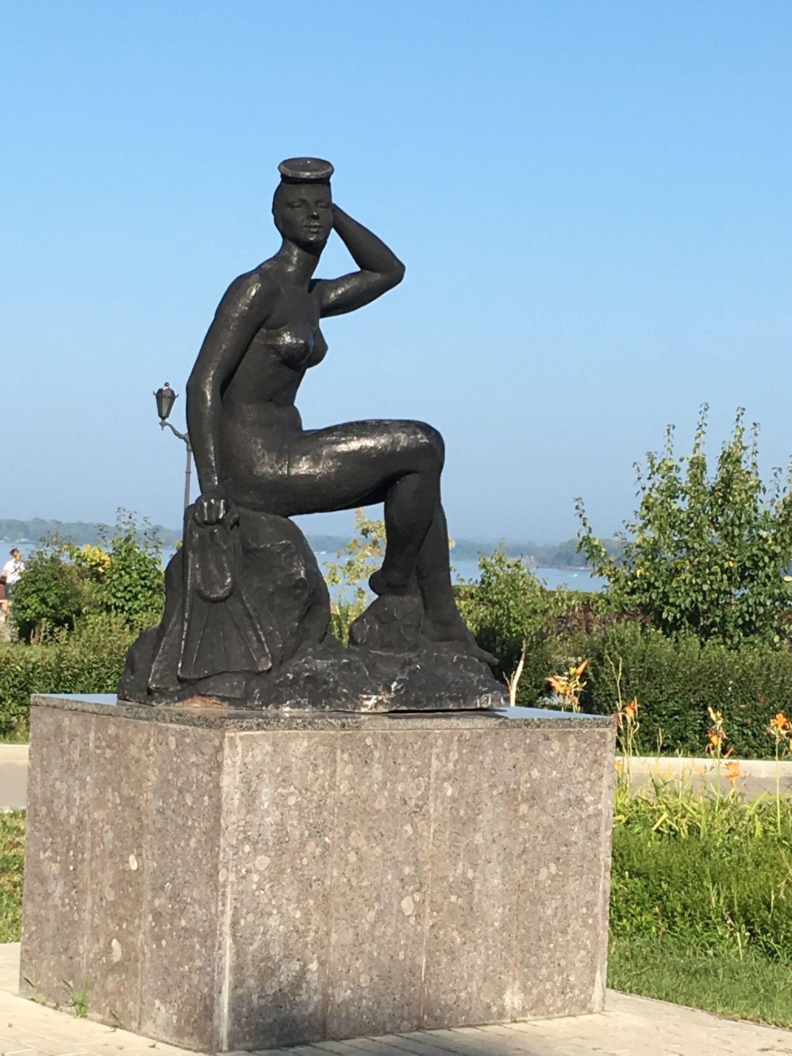 iPhone SE back camera 4.15mm f/2.2 sample photo. Statue, bather, woman photography