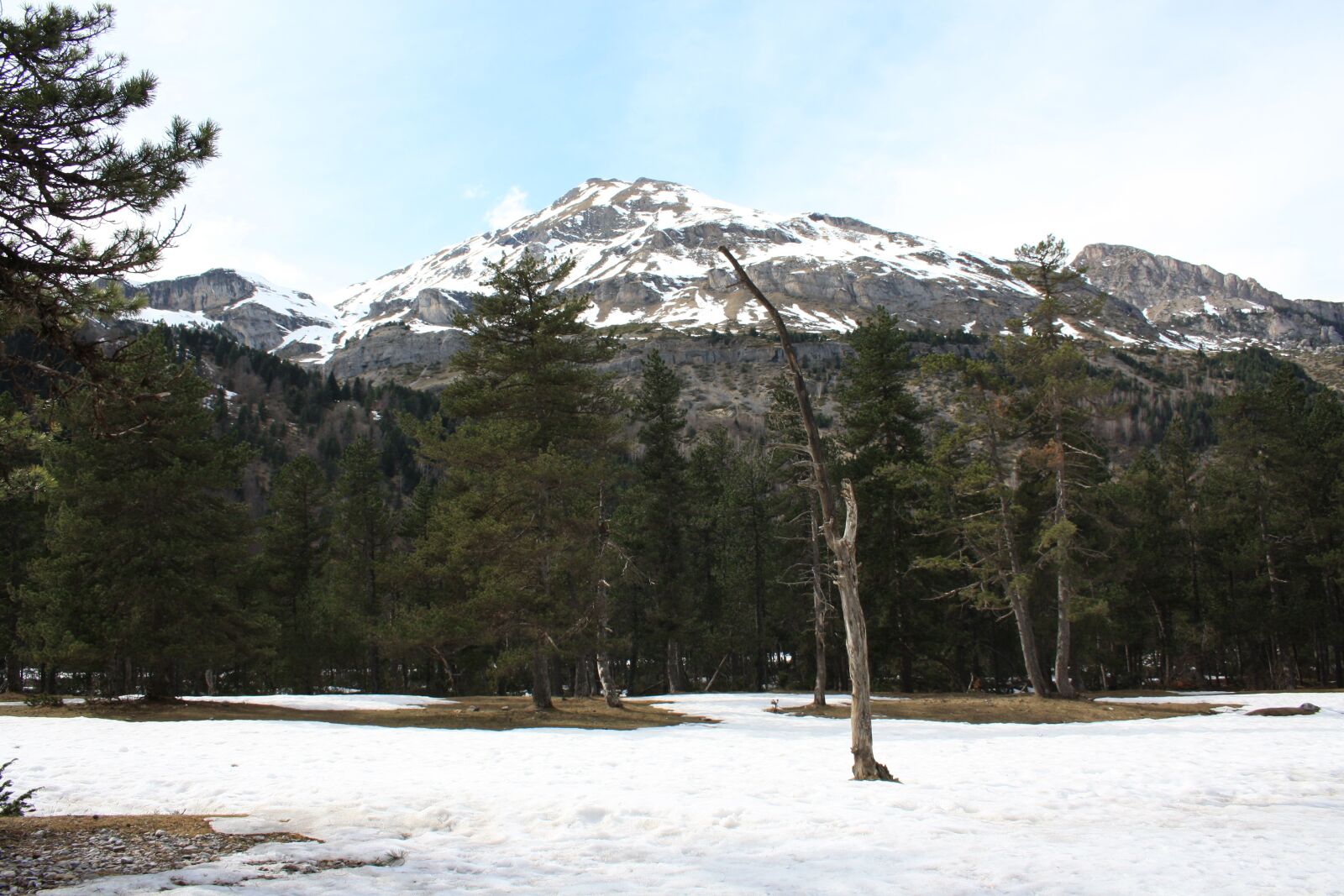 Canon EOS 1000D (EOS Digital Rebel XS / EOS Kiss F) sample photo. Snow, hiking, gavarnie photography