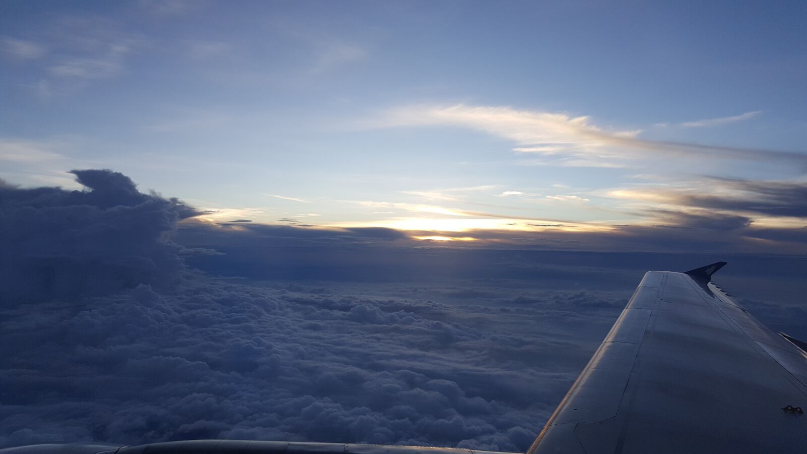 Samsung Galaxy Note5 sample photo. Plane, sky, clouds photography