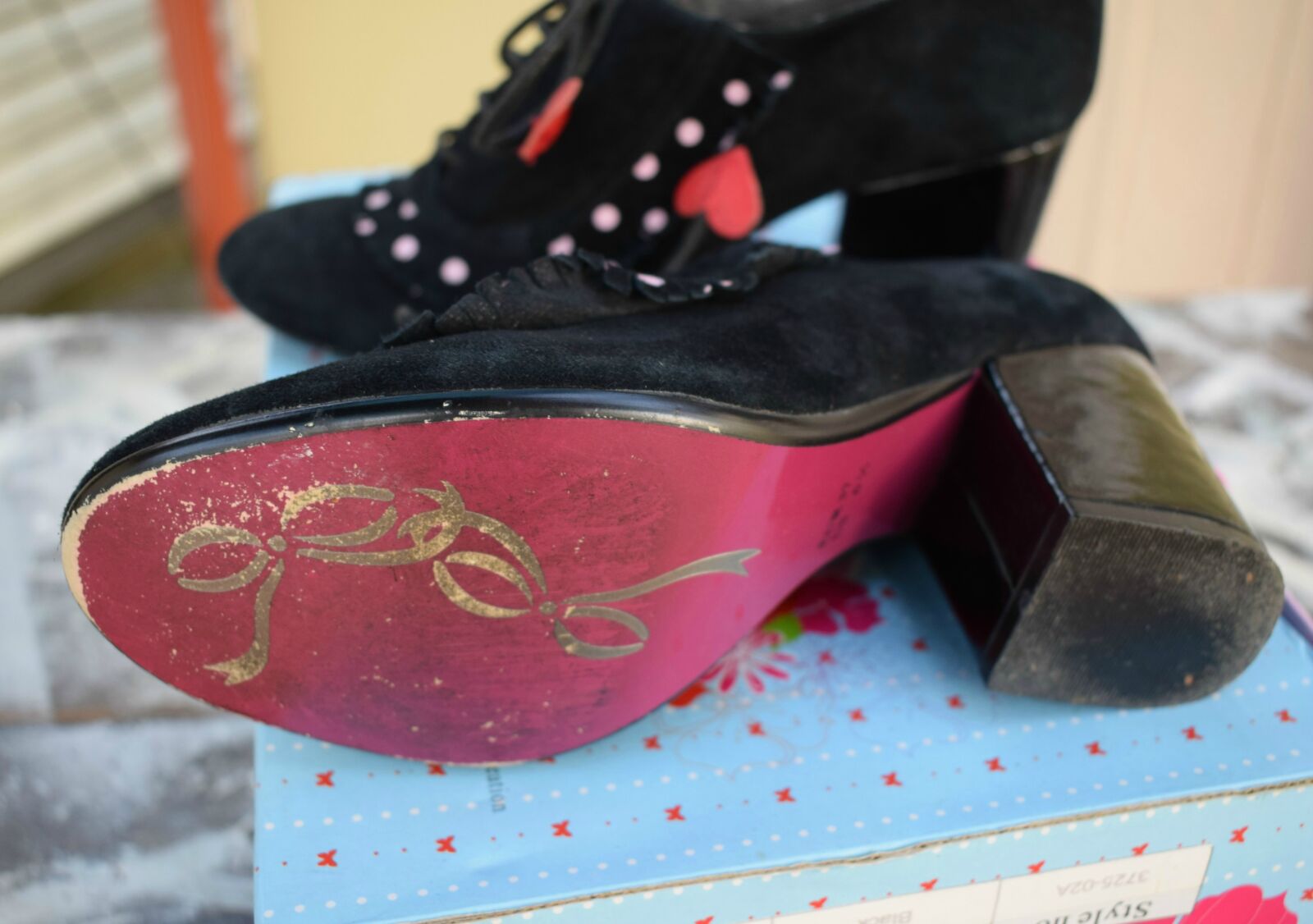 Nikon AF-P DX Nikkor 18-55mm F3.5-5.6G sample photo. Ladies, booties photography