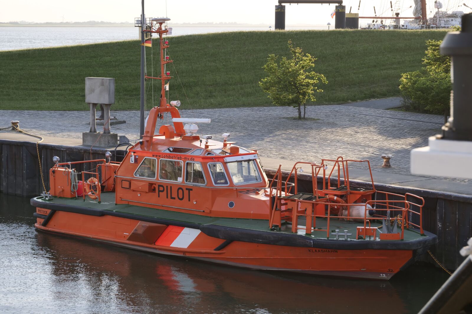 Panasonic Lumix DC-G9 sample photo. Shipping, seafaring, pilot boat photography