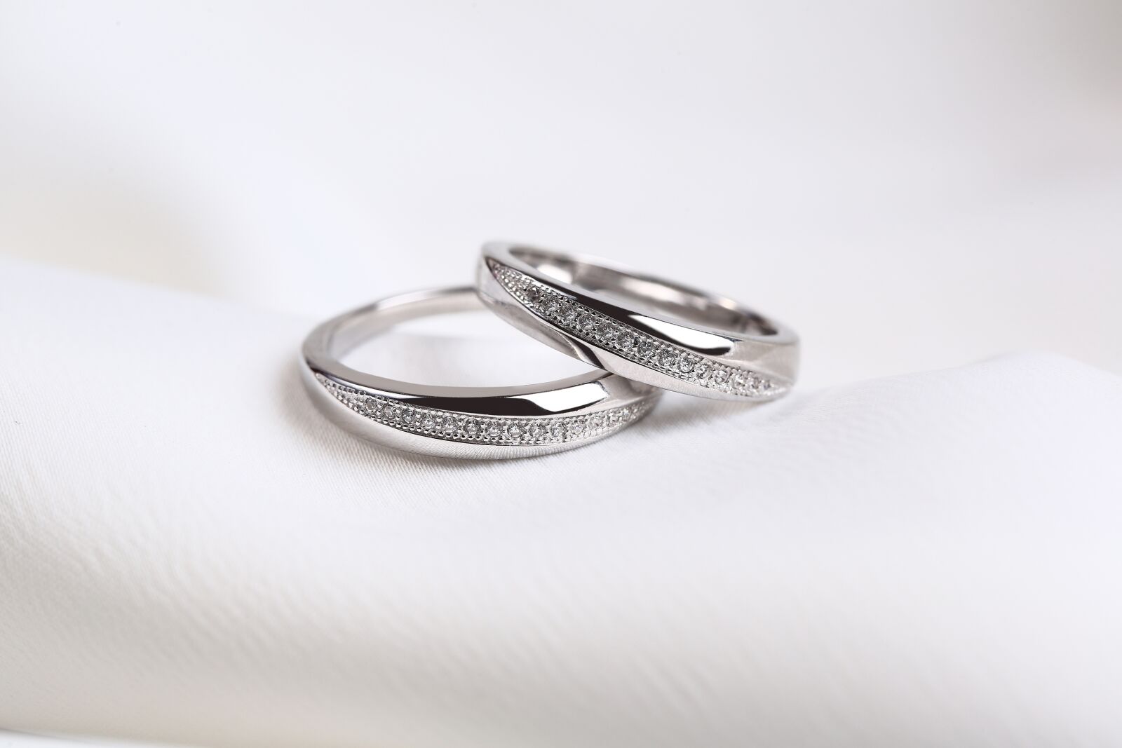 Canon EF 100mm F2.8L Macro IS USM sample photo. Rings, wedding rings, white photography