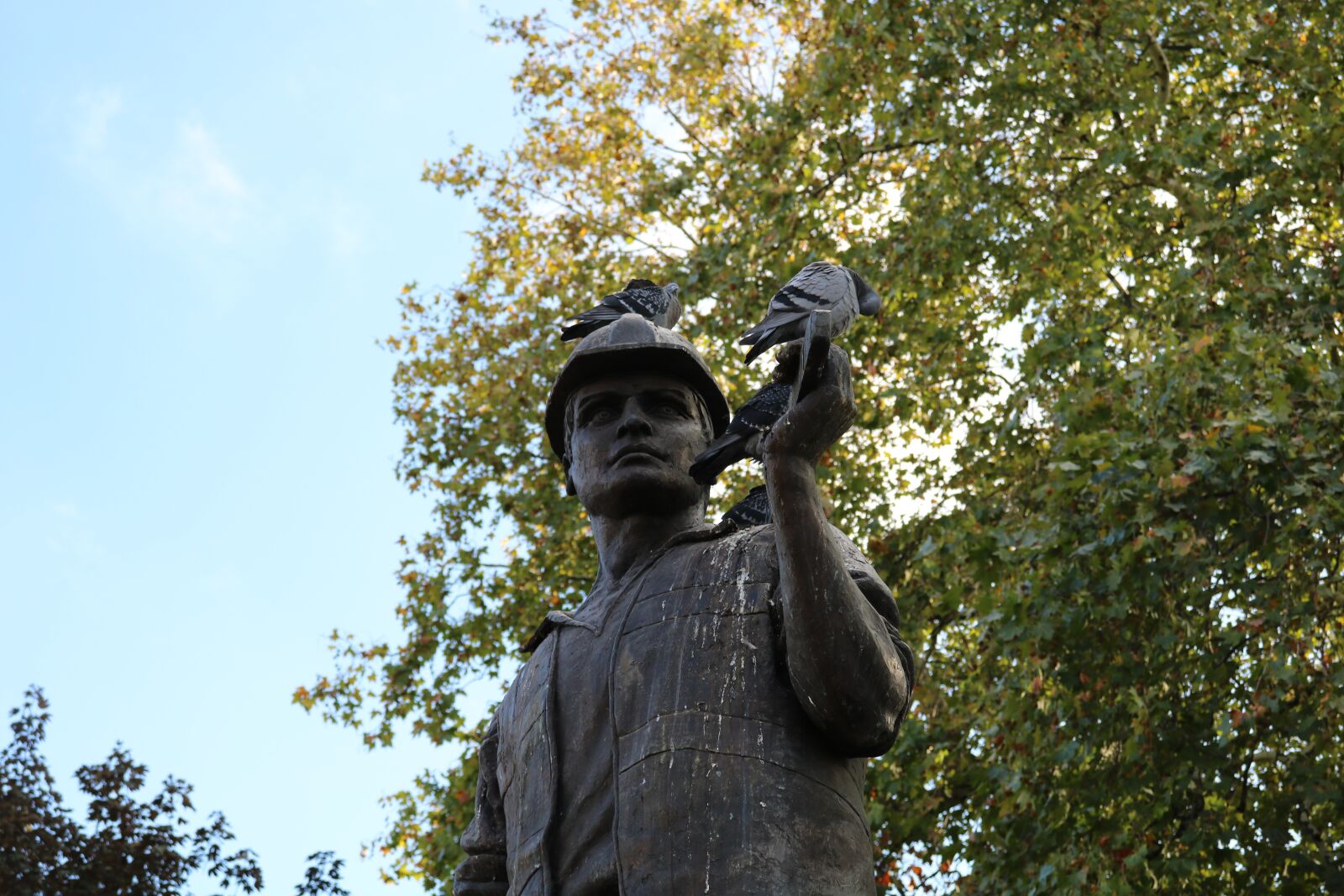 Canon EOS 750D (EOS Rebel T6i / EOS Kiss X8i) sample photo. London, sculpture, pigeon photography