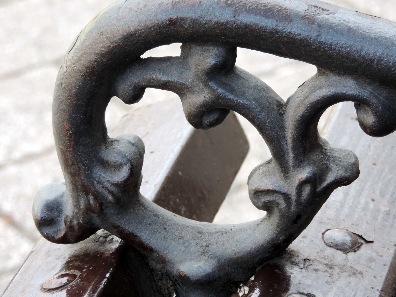 Nikon Coolpix P520 sample photo. Bench, cast iron, furniture photography