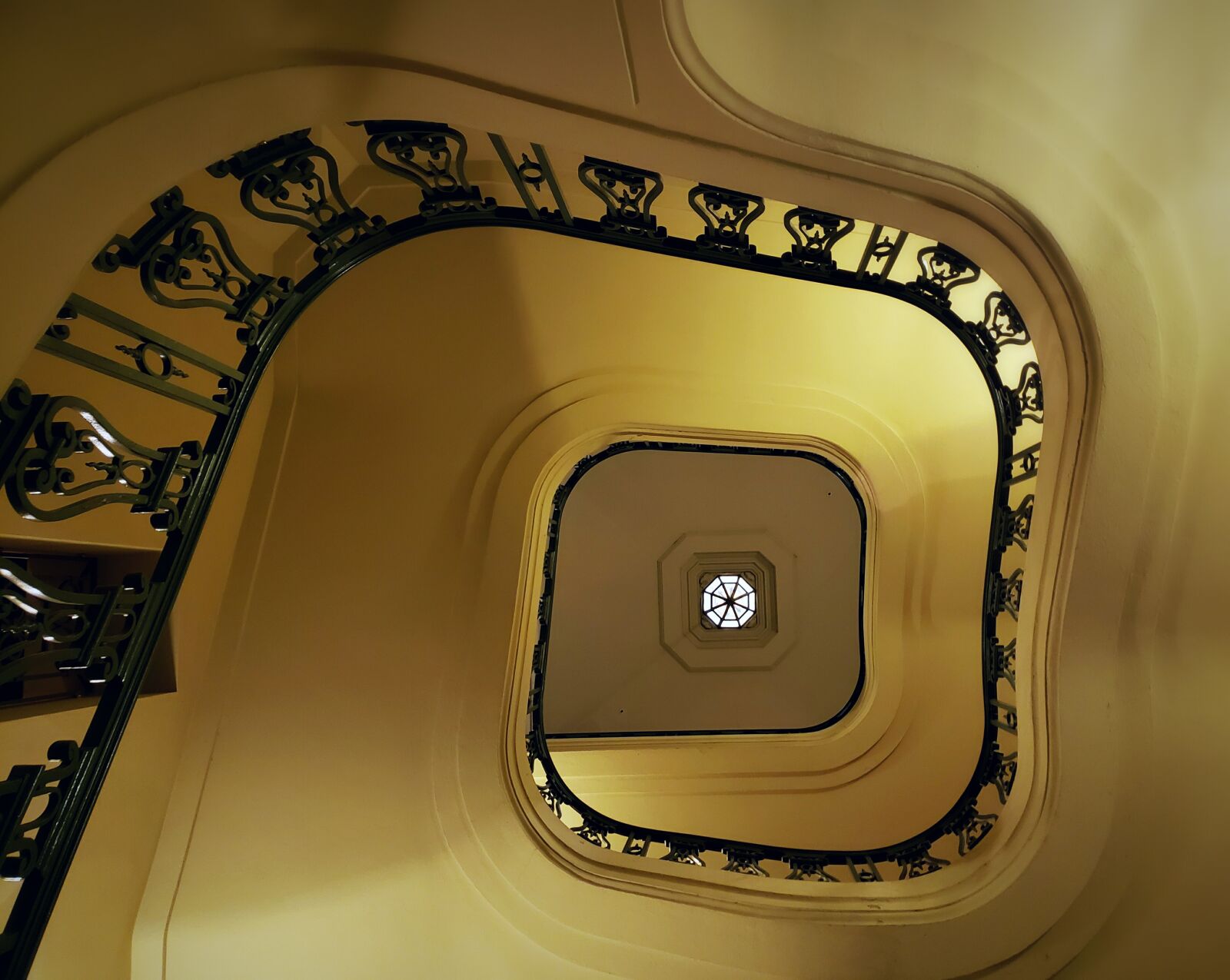 Samsung Galaxy Note9 sample photo. Commitment, spiral staircase, grand photography
