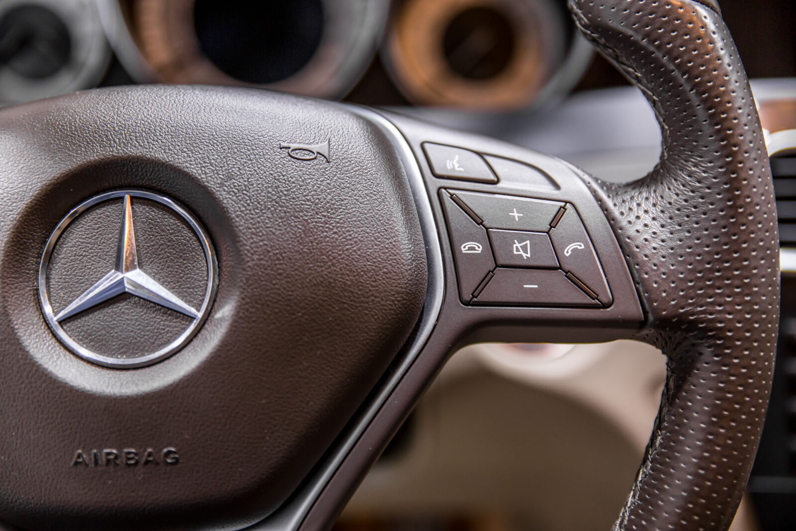Canon EOS 6D + Sigma 24-70mm F2.8 EX DG Macro sample photo. Answer, benz, buttons, call photography