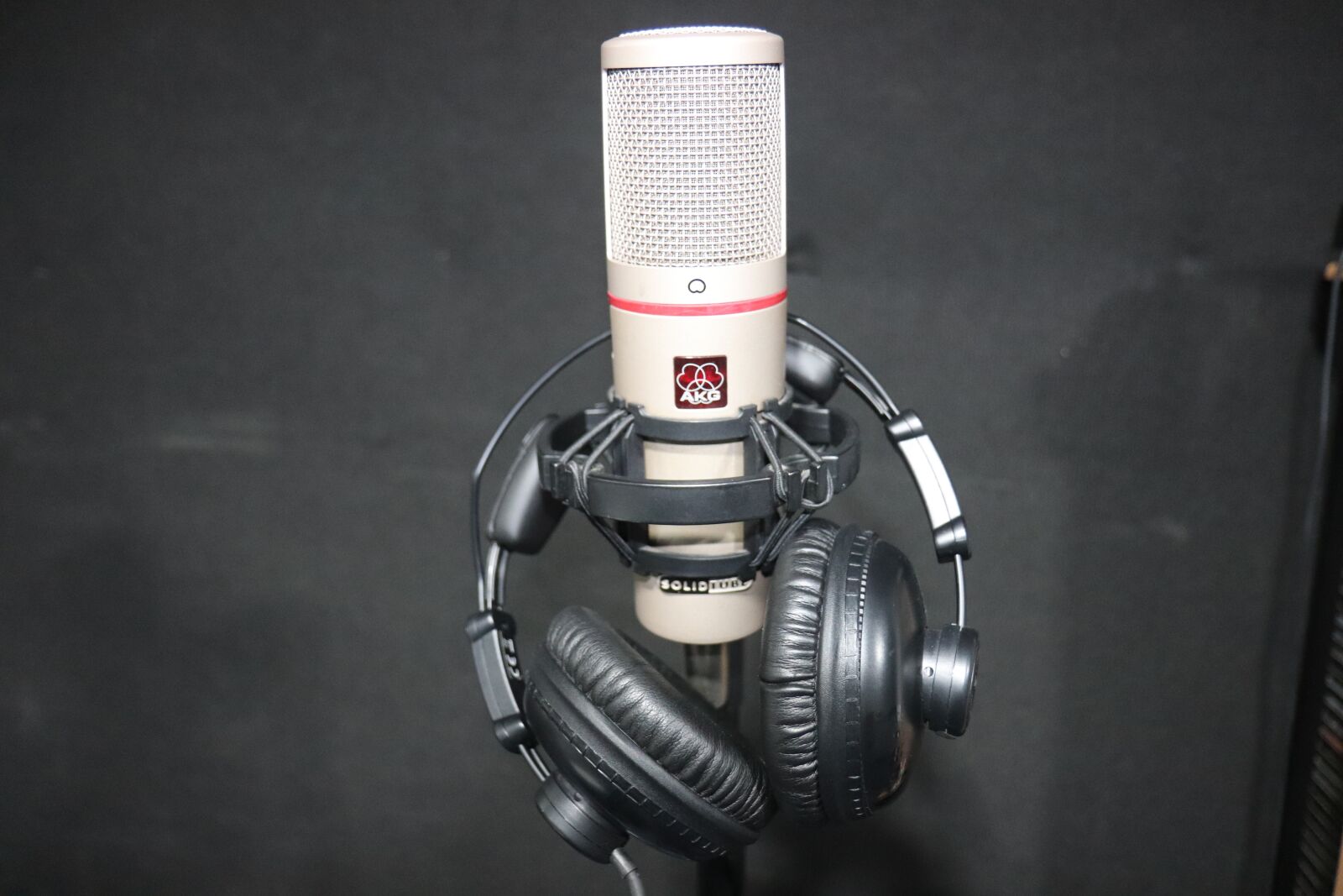 Canon EOS 77D (EOS 9000D / EOS 770D) sample photo. Microphone, record, studio photography