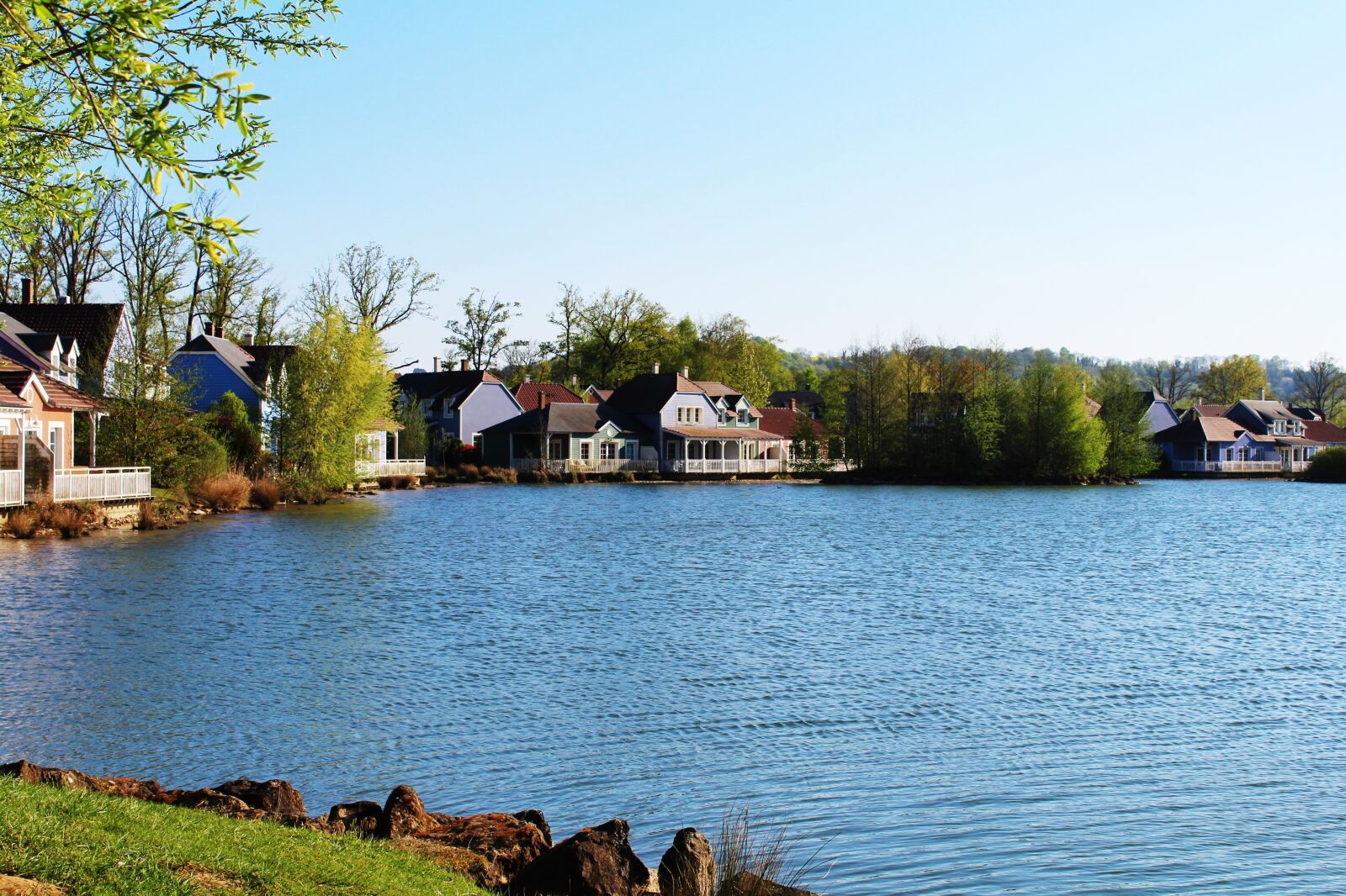 Canon EOS 1200D (EOS Rebel T5 / EOS Kiss X70 / EOS Hi) sample photo. Lake, house at the photography
