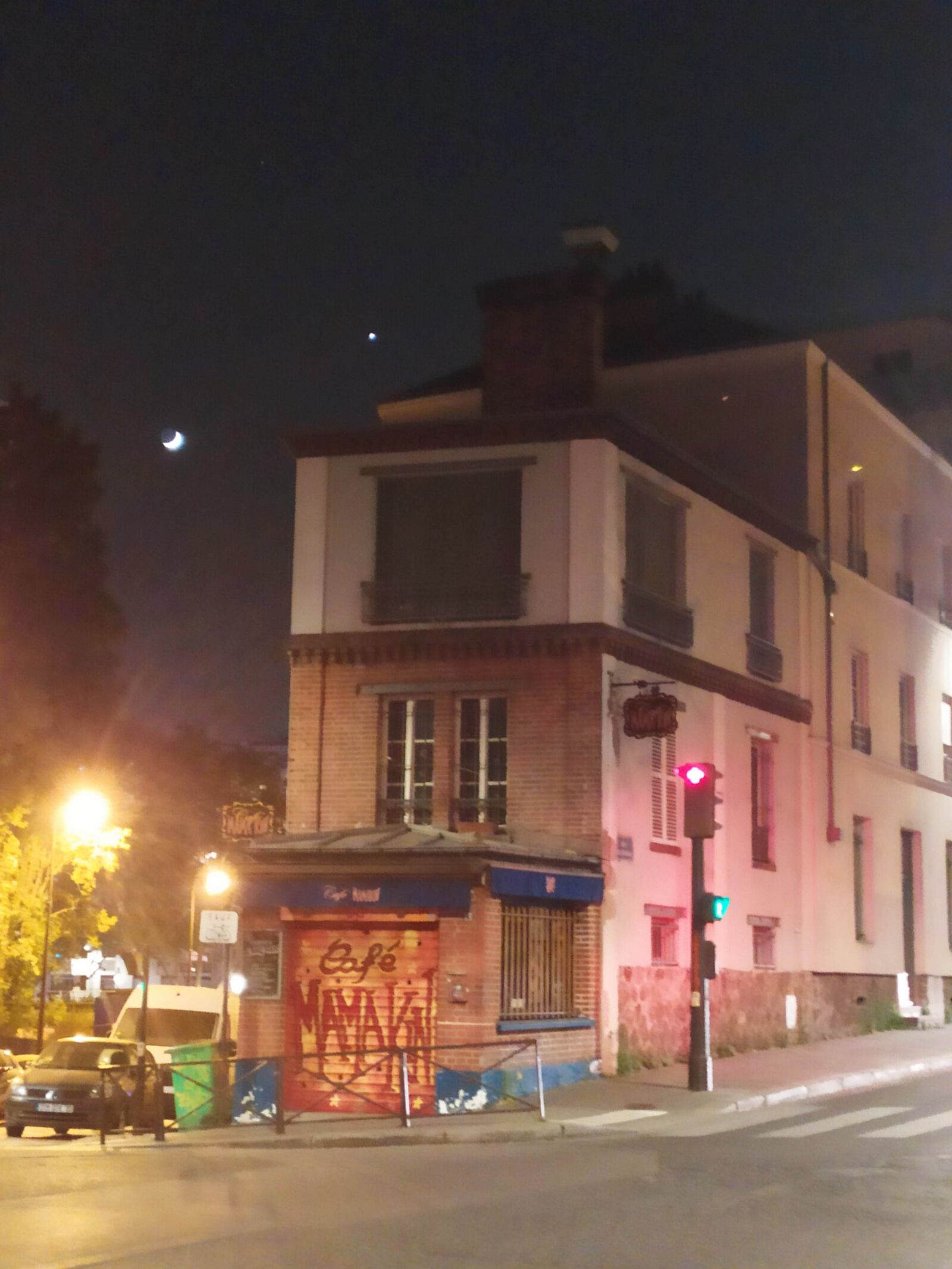 Xiaomi Redmi Note 7 sample photo. Paris, district, bar photography
