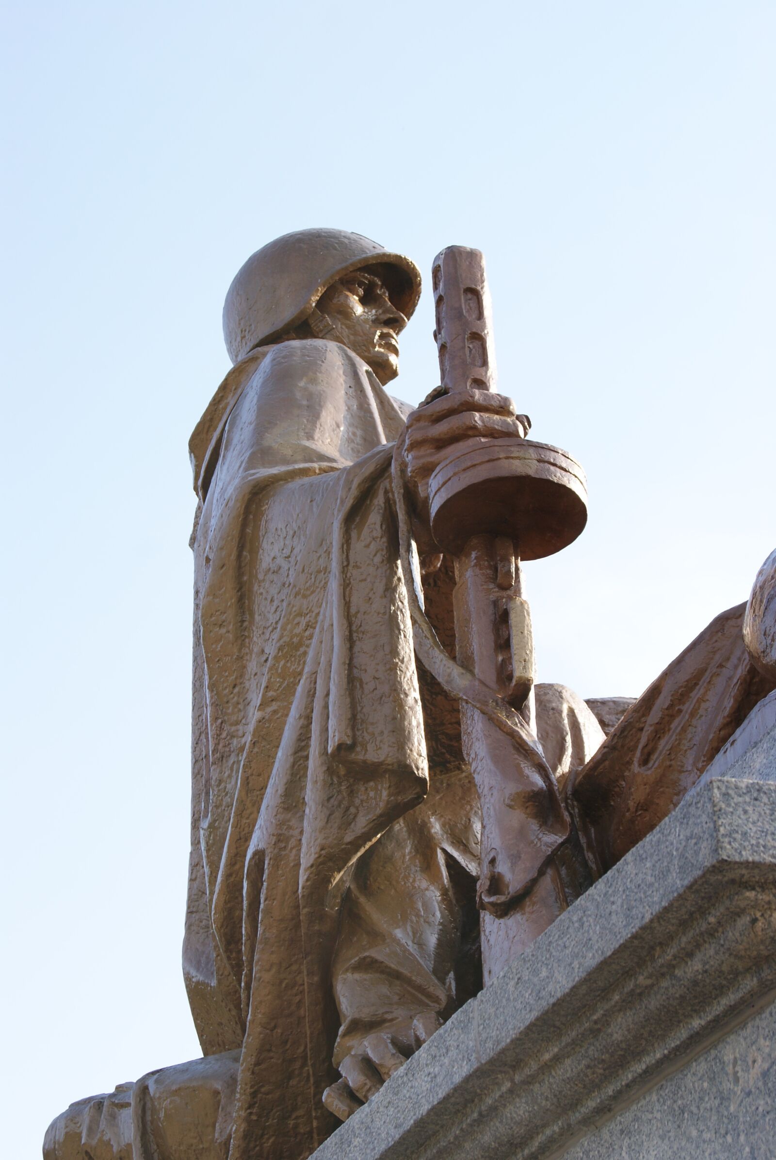 Sony Alpha DSLR-A230 sample photo. Soldier, monument, the red photography