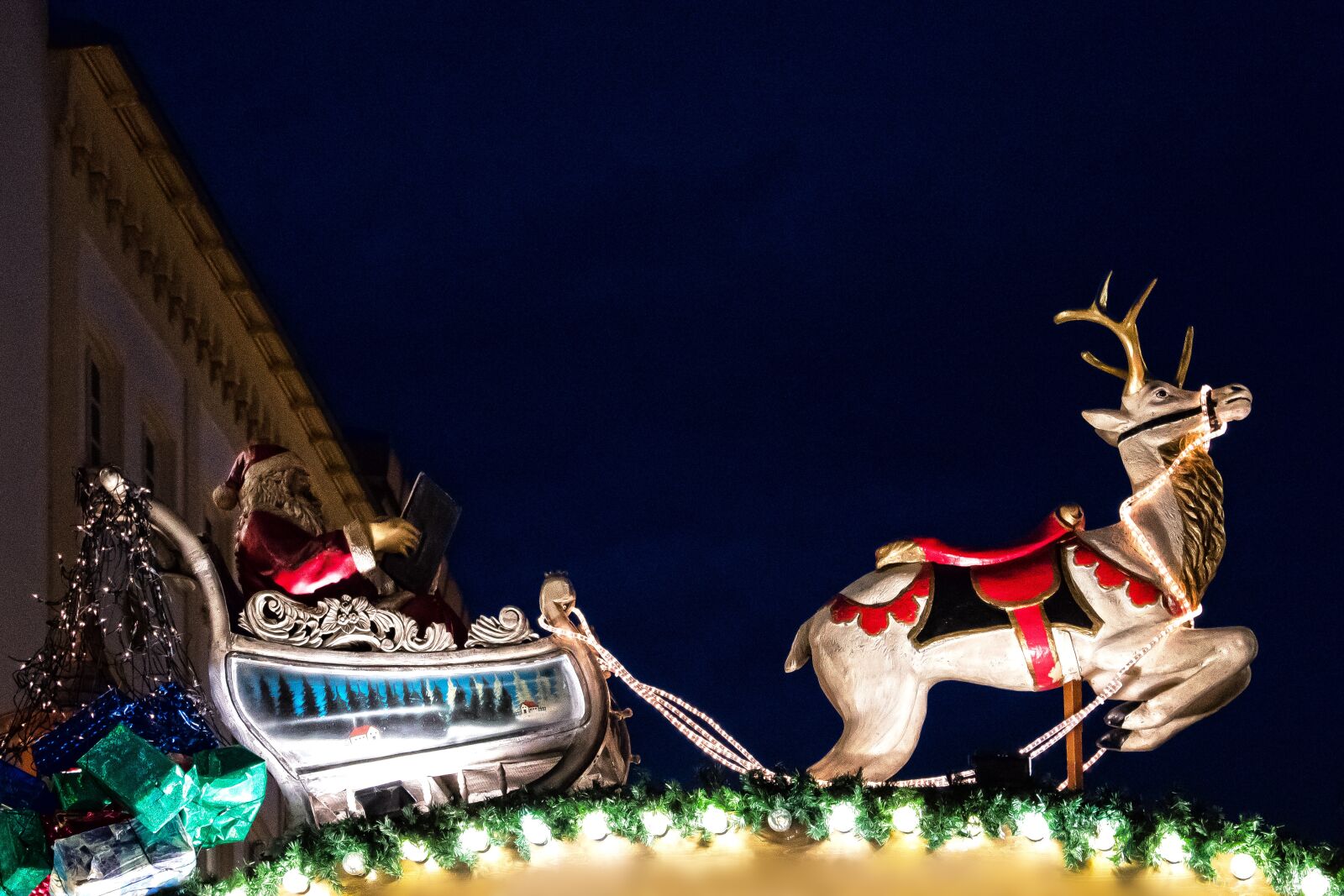 Canon EOS 1300D (EOS Rebel T6 / EOS Kiss X80) sample photo. Christmas market, nicholas, slide photography