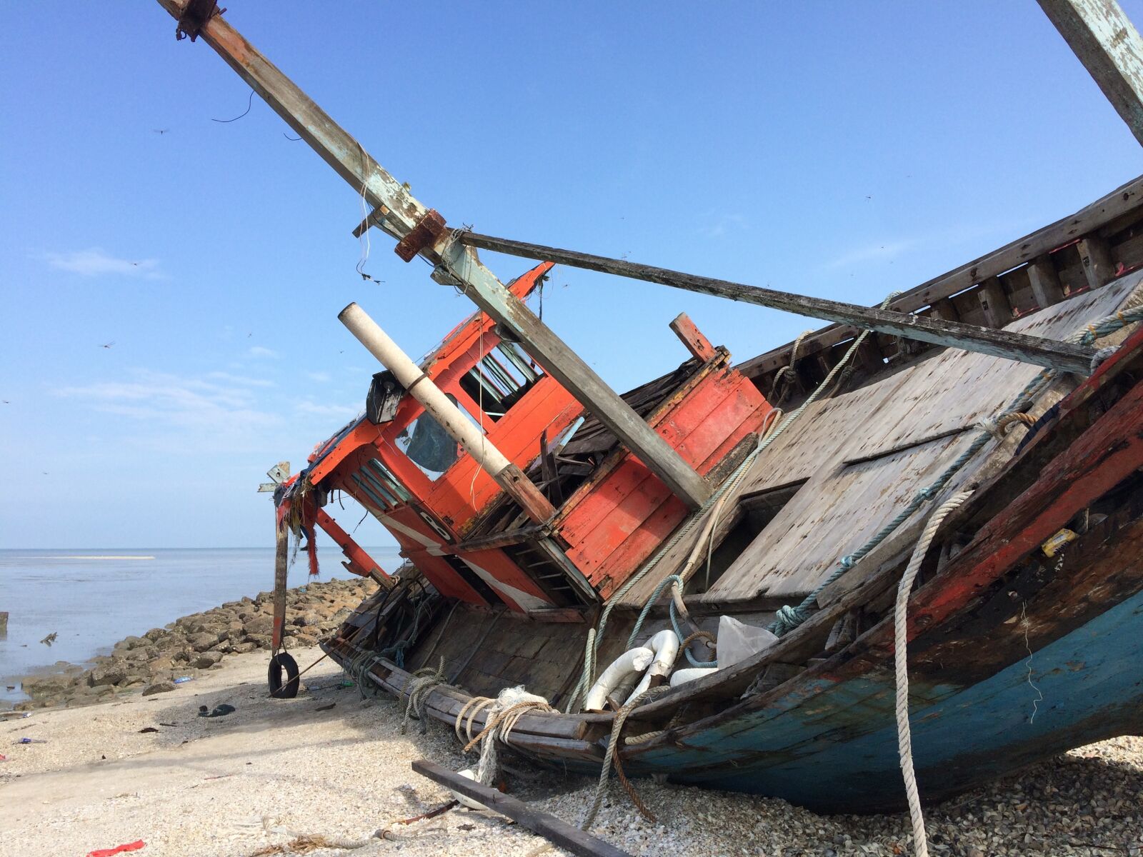 iPhone 5s back camera 4.15mm f/2.2 sample photo. Ship, abandon, seaside photography