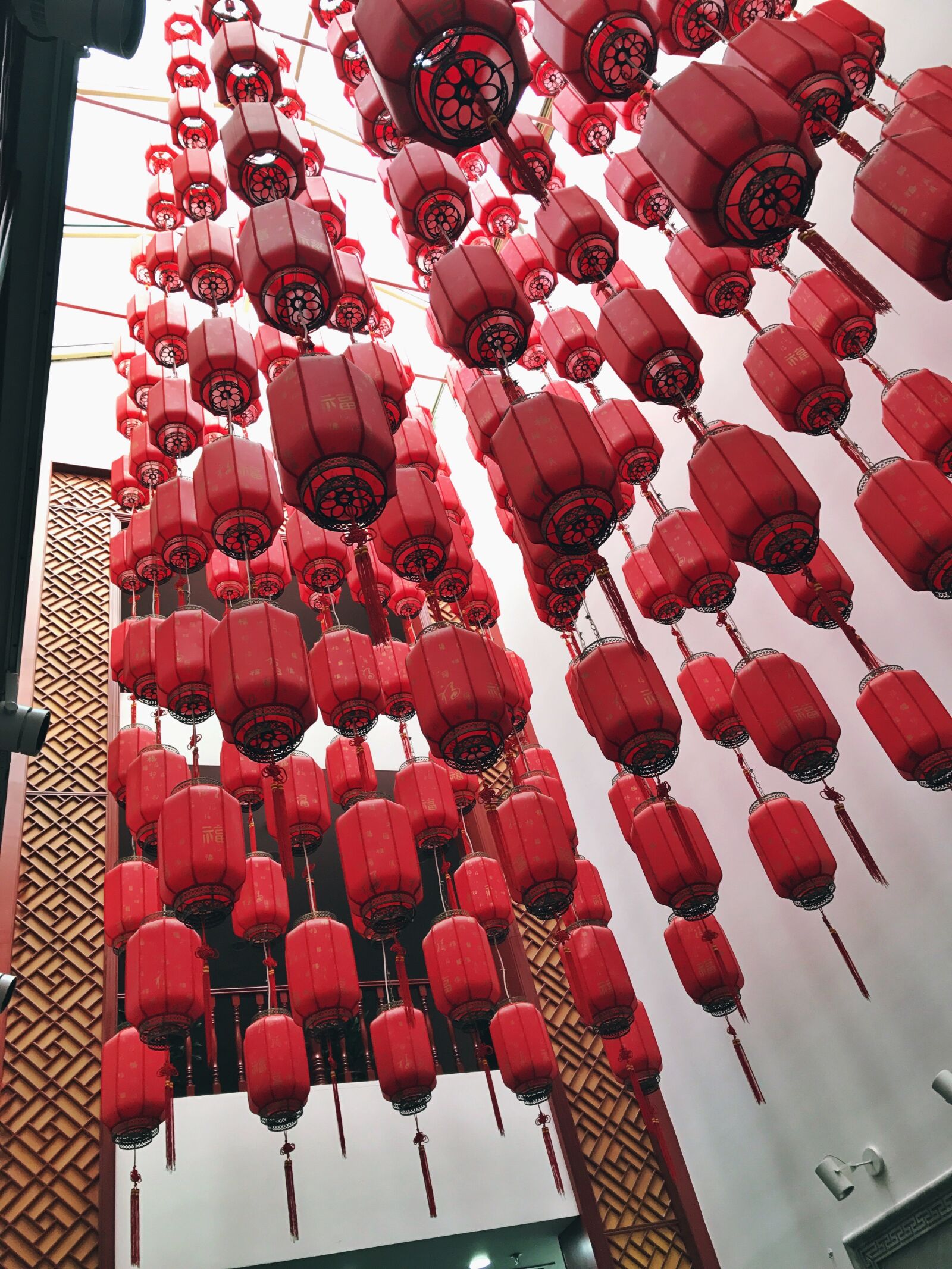 Apple iPhone 7 sample photo. Lantern, red, german cloud photography