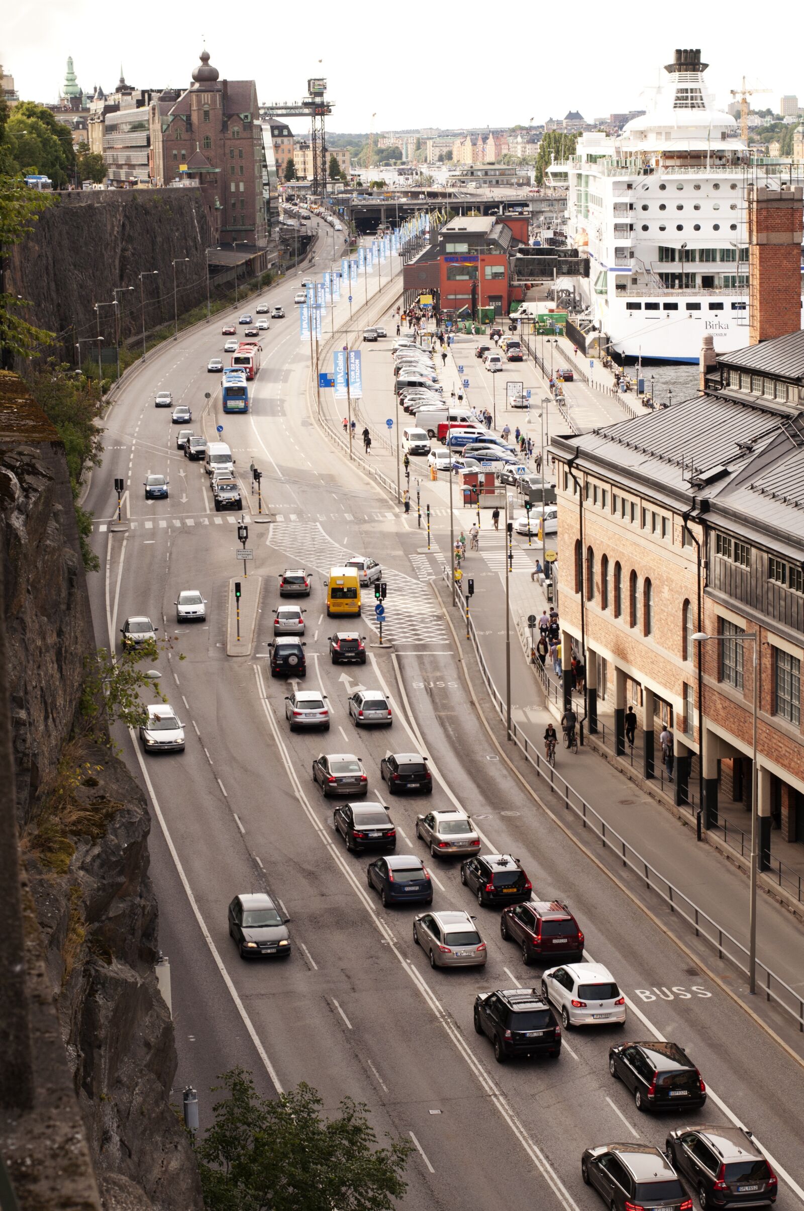 Nikon D5000 sample photo. Travel, city, traffic photography