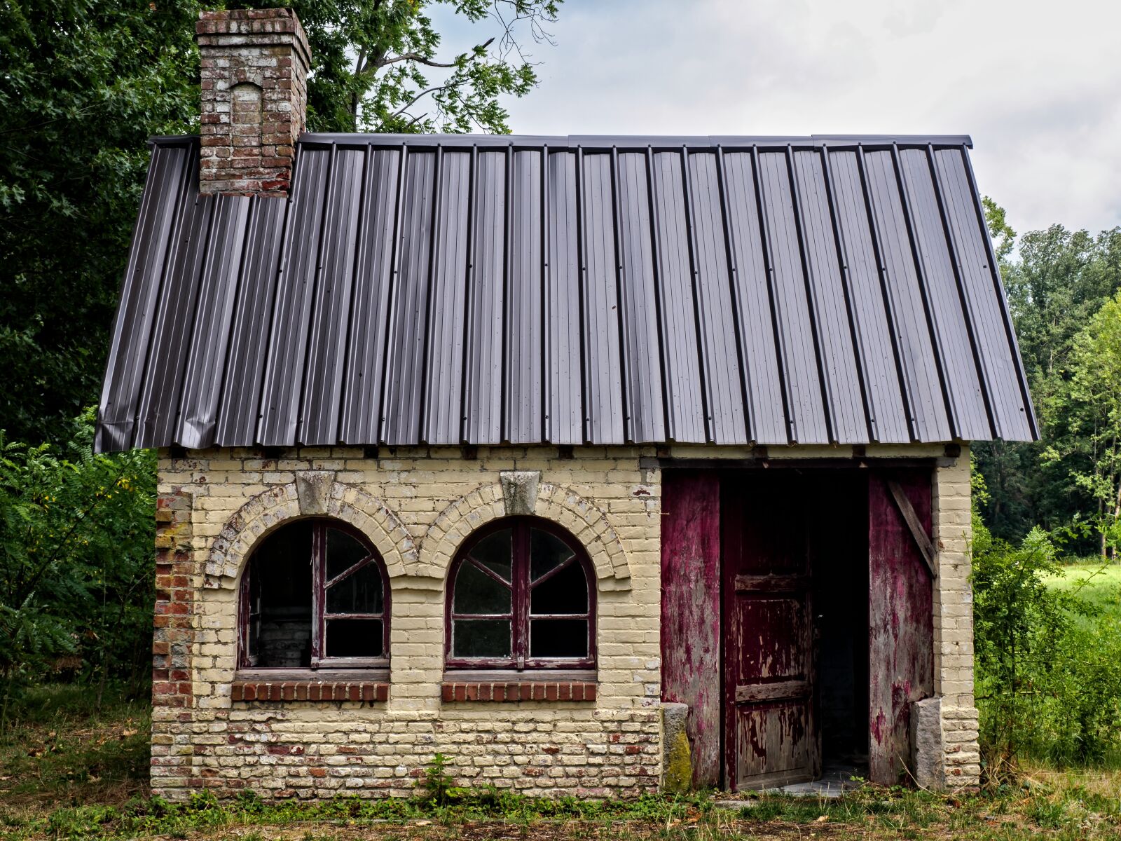 Olympus OM-D E-M10 II sample photo. House, old, woods photography