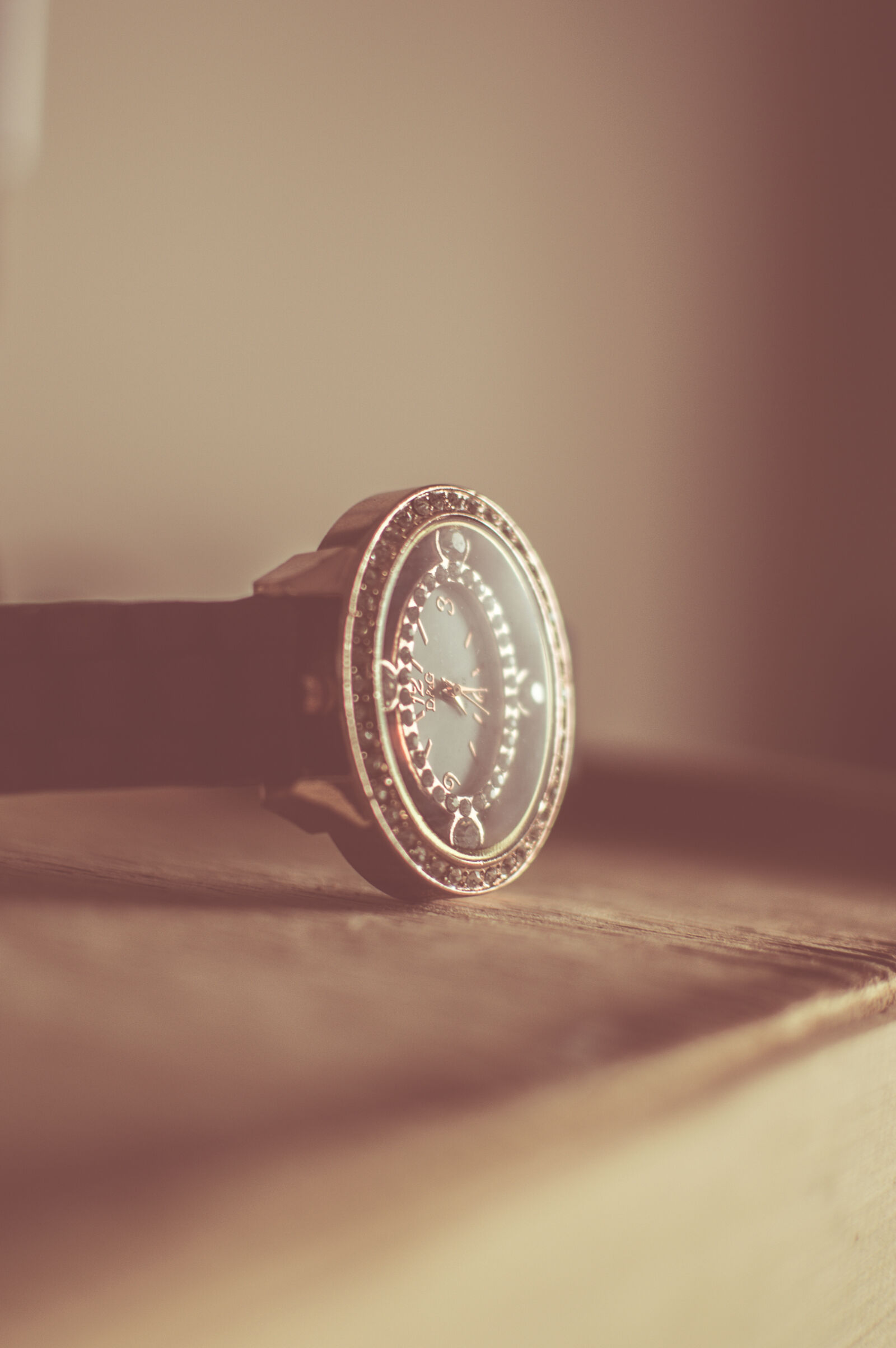 Nikon D3200 + Nikon AF-S DX Nikkor 35mm F1.8G sample photo. Wood, light, wristwatch, vintage photography