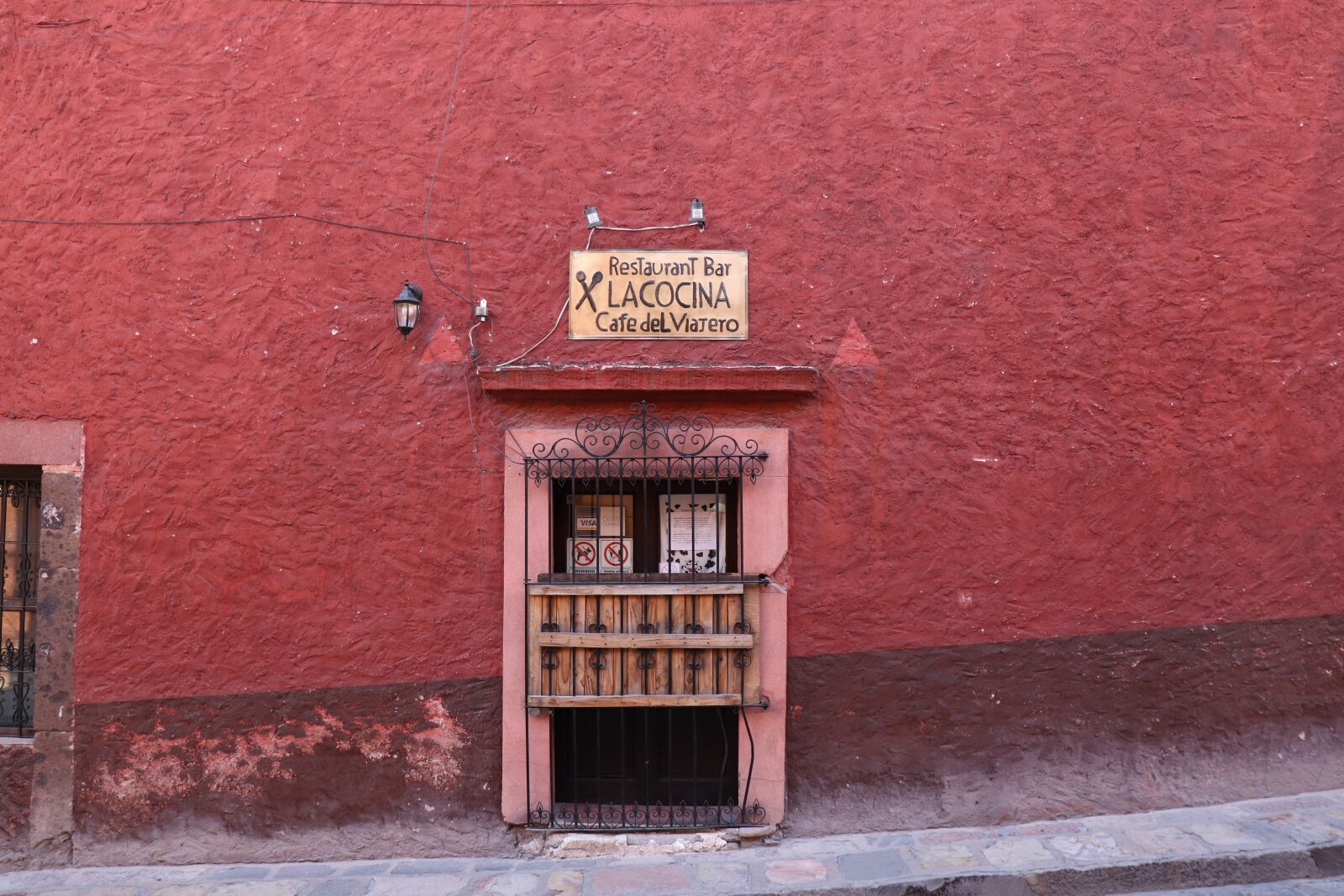Canon EOS 200D (EOS Rebel SL2 / EOS Kiss X9) sample photo. Street, restaurant, mexico photography